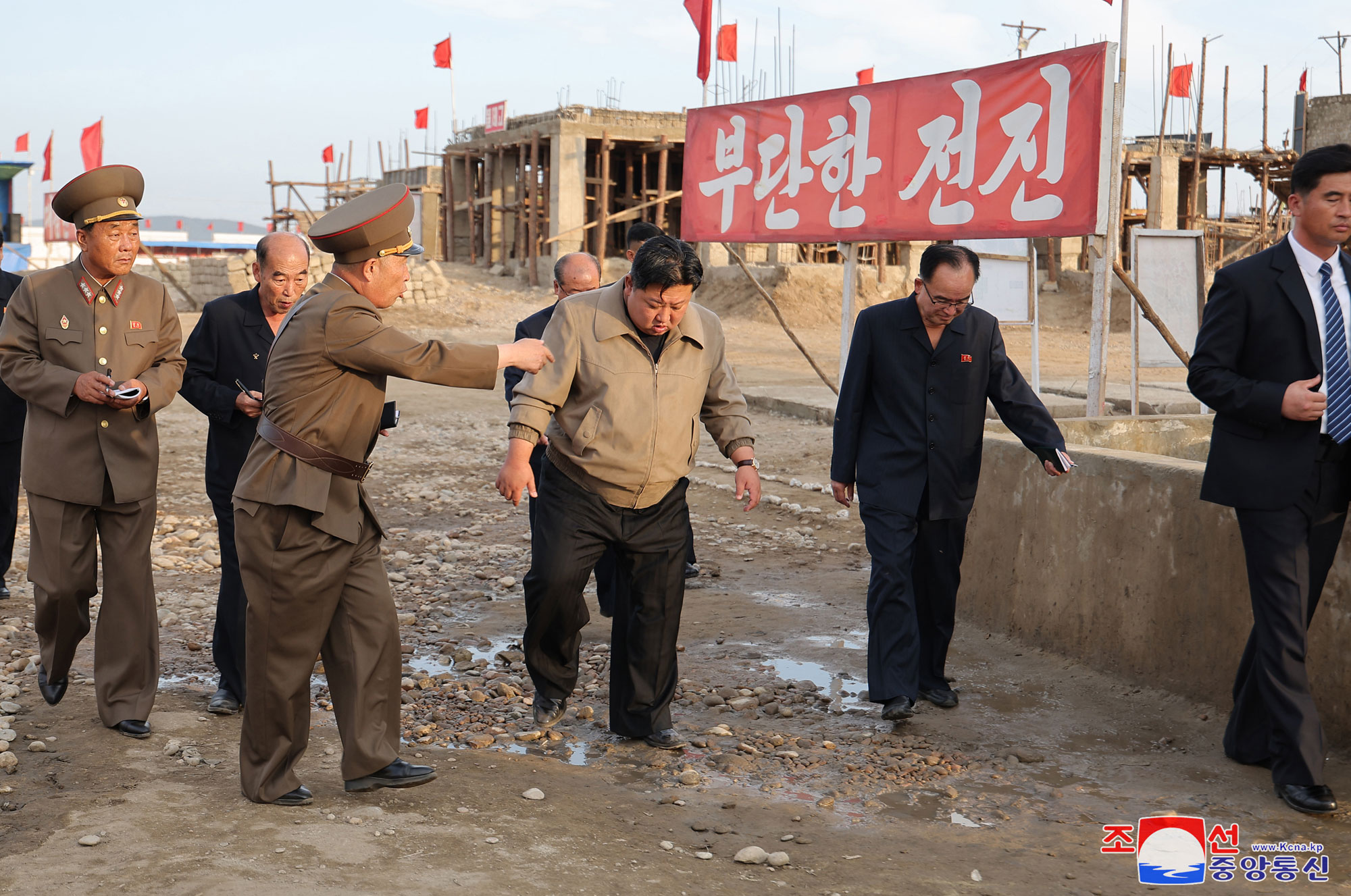 金正恩総書記がピョンアン北道の水害復旧事業を現地で指導しました