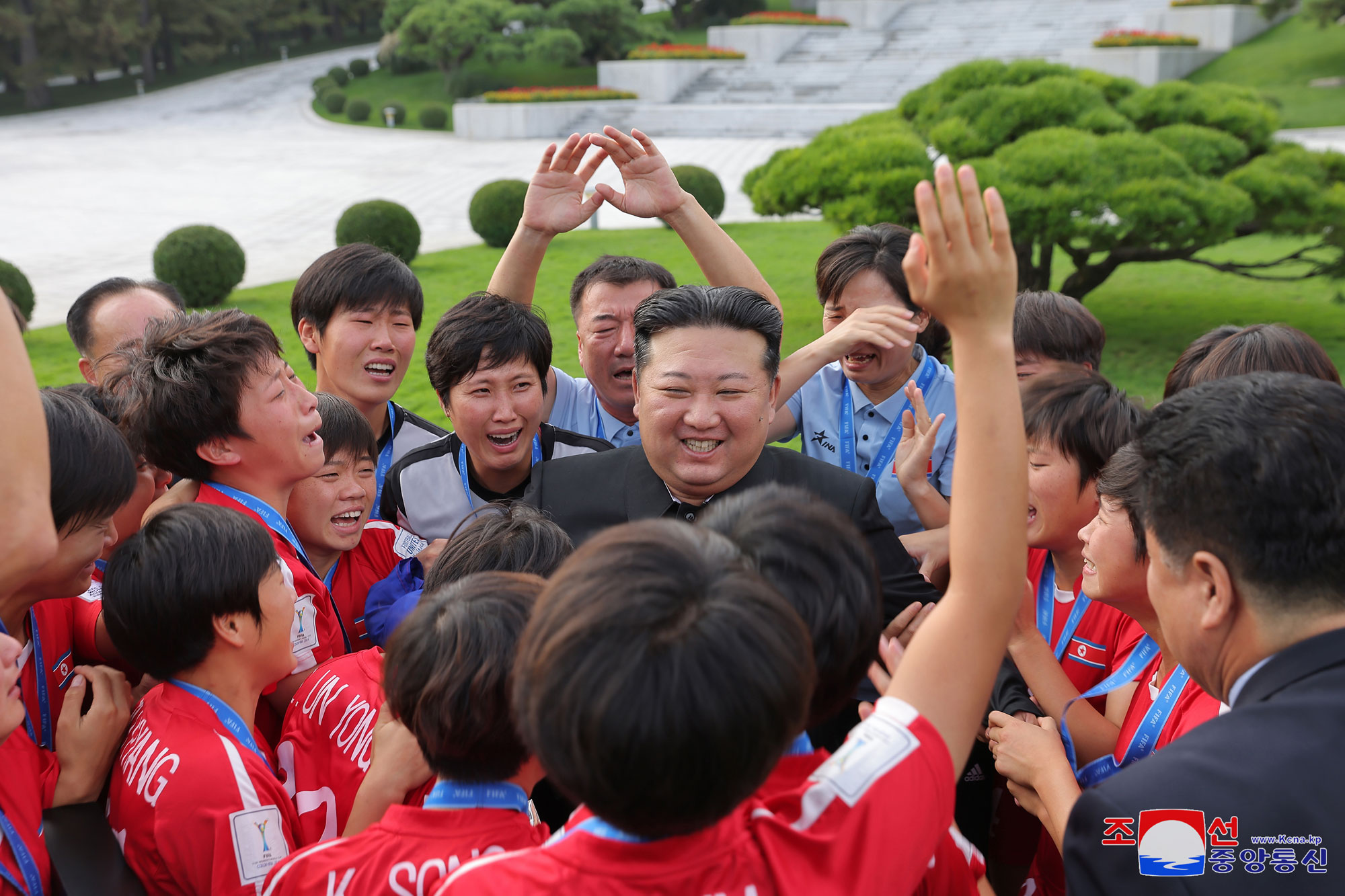 敬愛する金正恩総書記が国際サッカー連盟２０２４年２０歳以下女子ワールドカップ競技大会で優勝した選手と監督に会って祝賀・激励しました