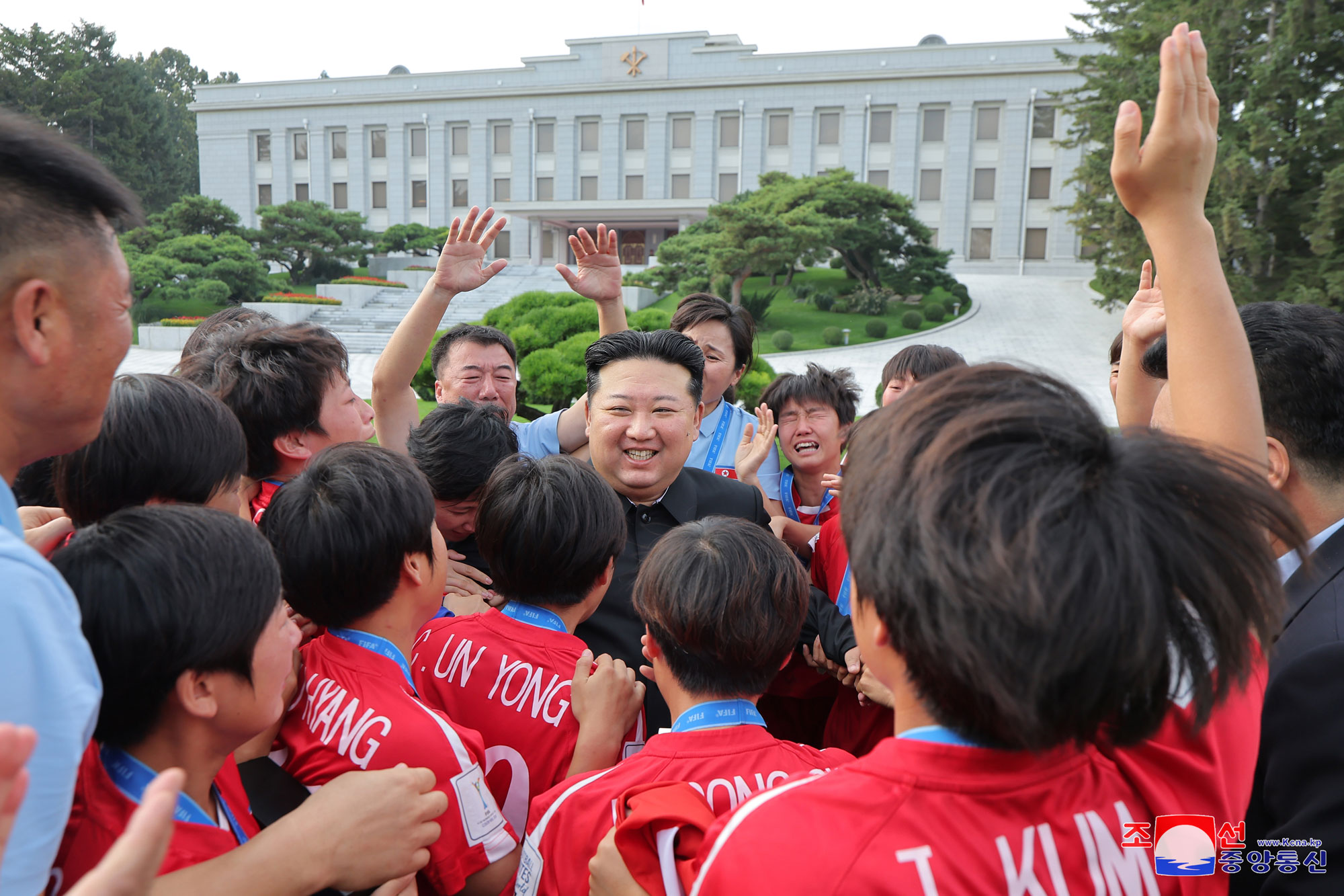 敬愛する金正恩総書記が国際サッカー連盟２０２４年２０歳以下女子ワールドカップ競技大会で優勝した選手と監督に会って祝賀・激励しました