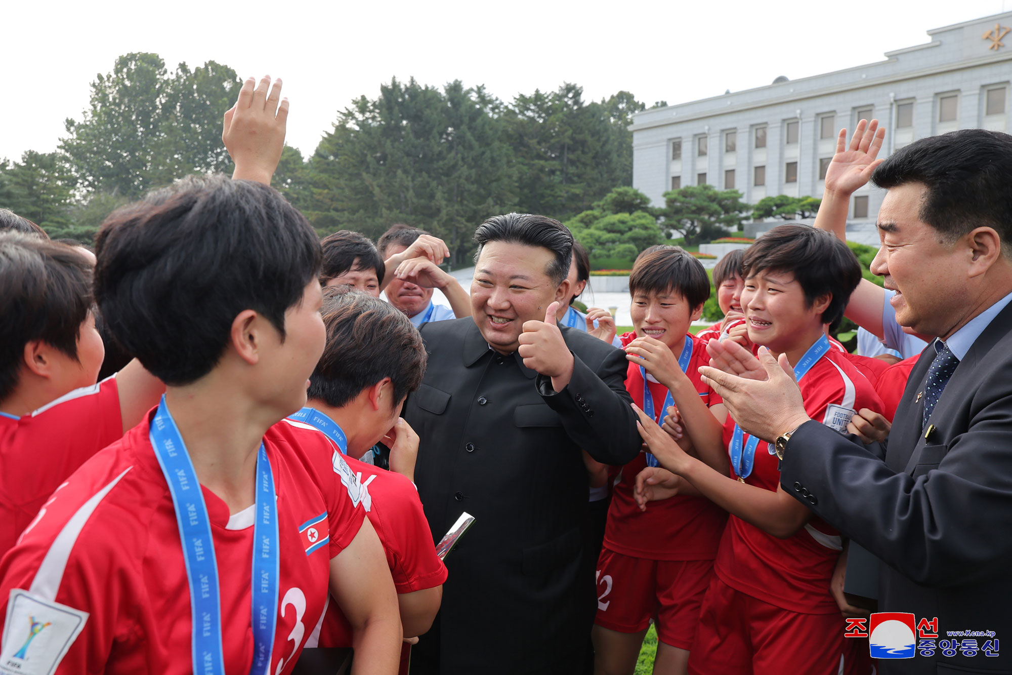 敬愛する金正恩総書記が国際サッカー連盟２０２４年２０歳以下女子ワールドカップ競技大会で優勝した選手と監督に会って祝賀・激励しました