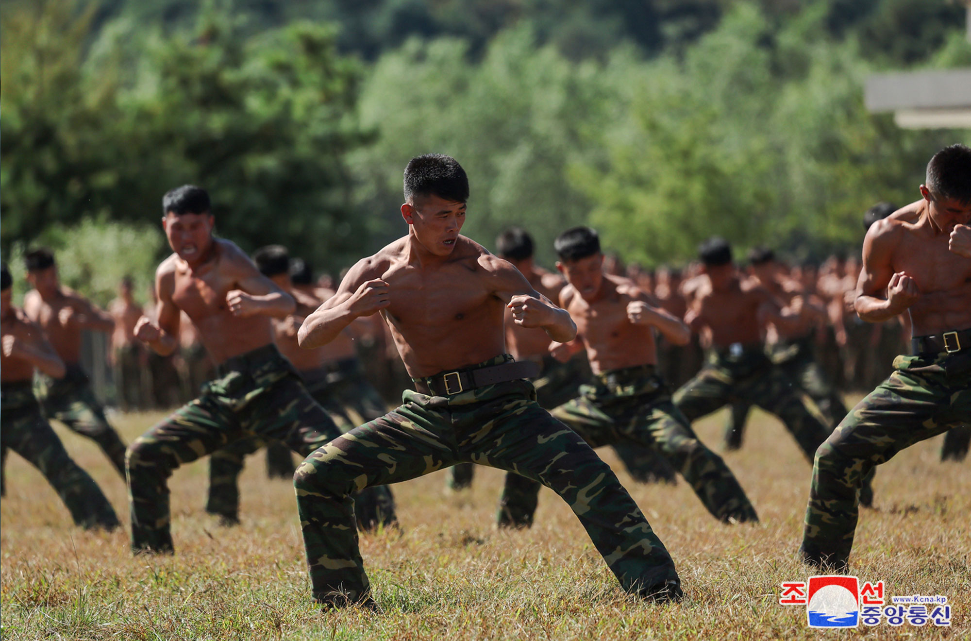 敬愛する金正恩総書記が西部地区の朝鮮人民軍特殊作戦部隊の訓練基地を視察しました