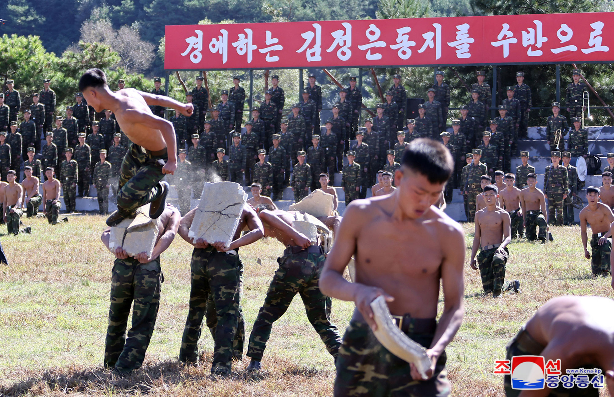 敬愛する金正恩総書記が西部地区の朝鮮人民軍特殊作戦部隊の訓練基地を視察しました