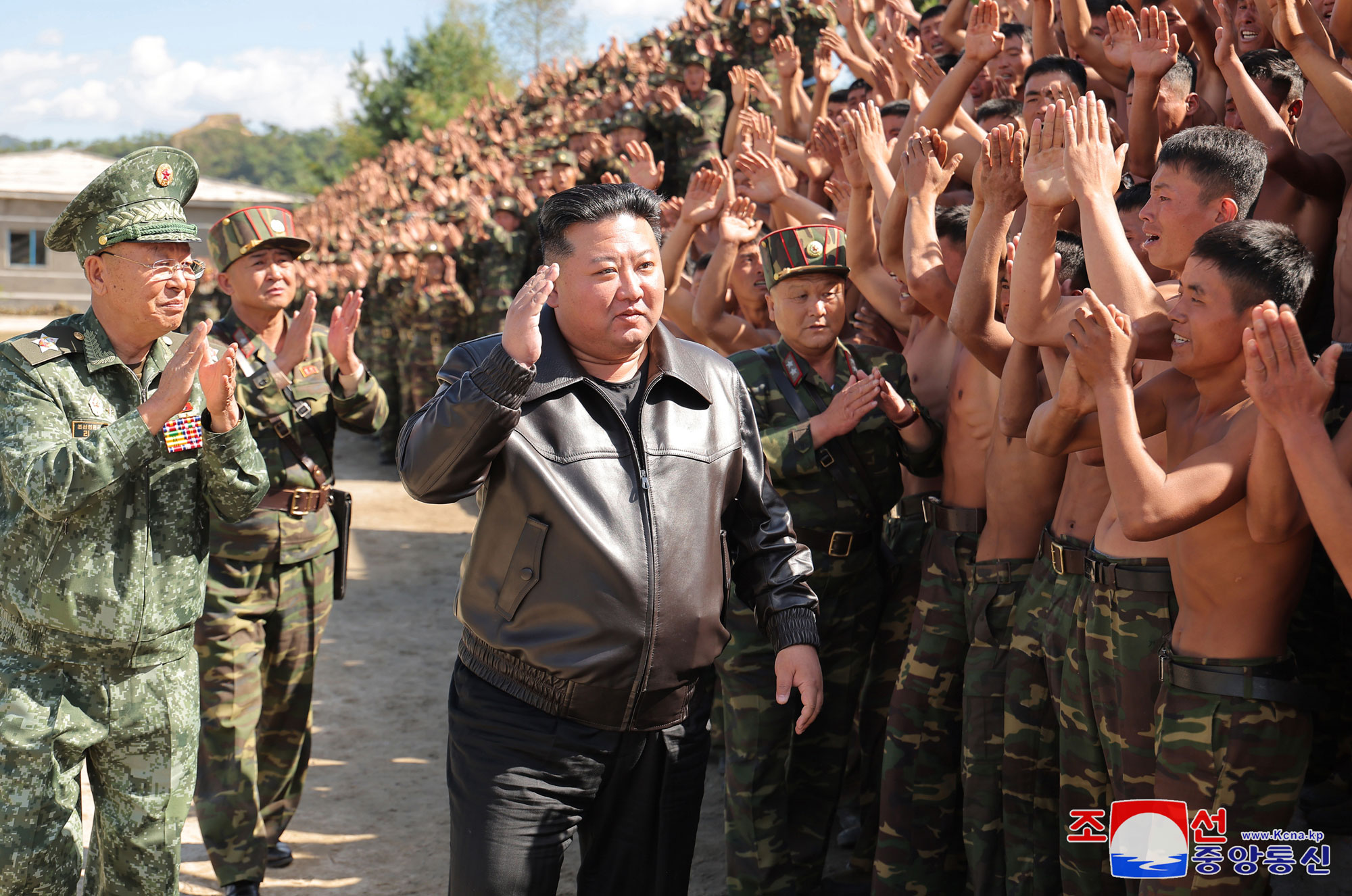 敬愛する金正恩総書記が西部地区の朝鮮人民軍特殊作戦部隊の訓練基地を視察しました