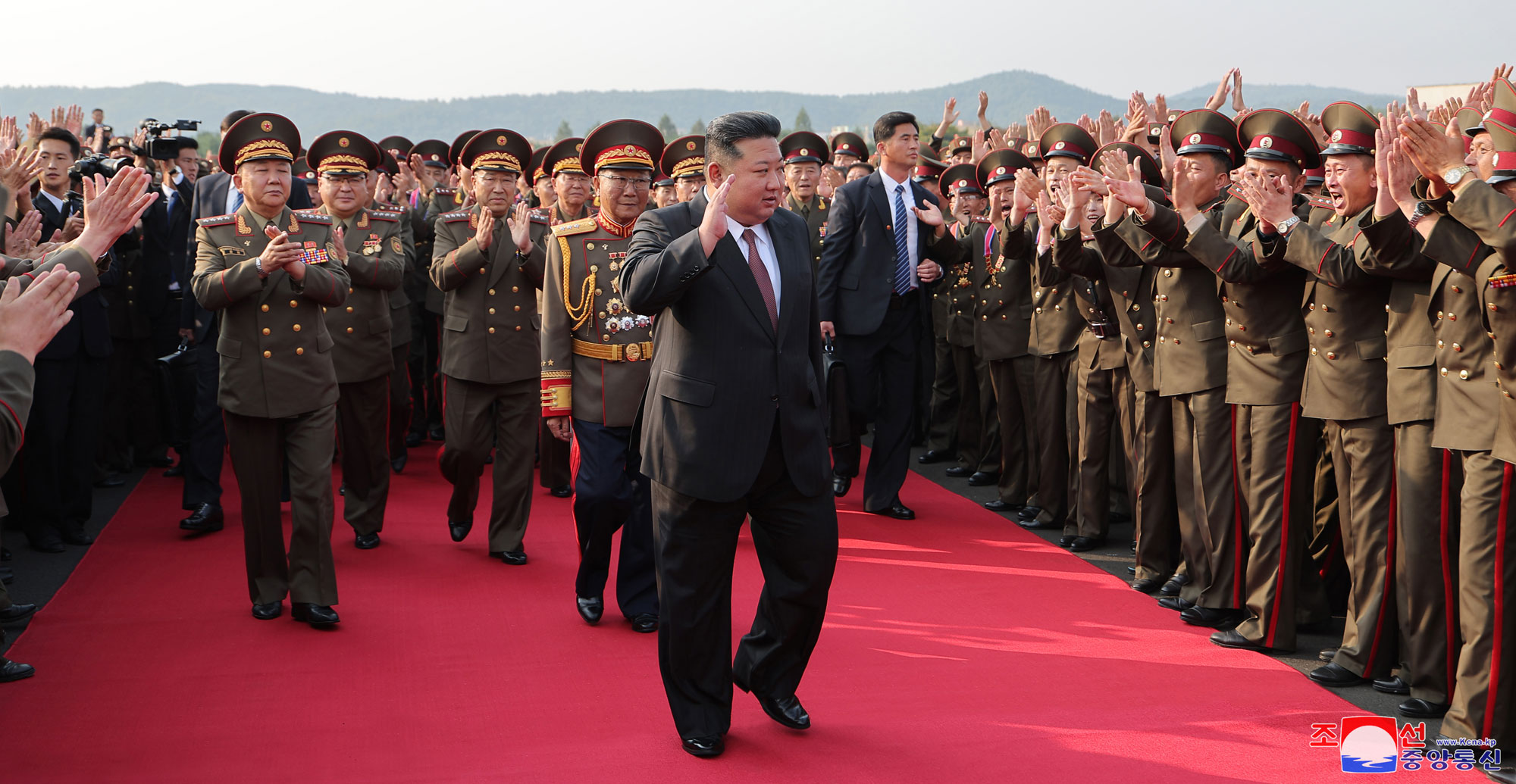 敬愛する金正恩総書記が創立６０周年を迎える金正恩国防総合大学を祝賀訪問しました