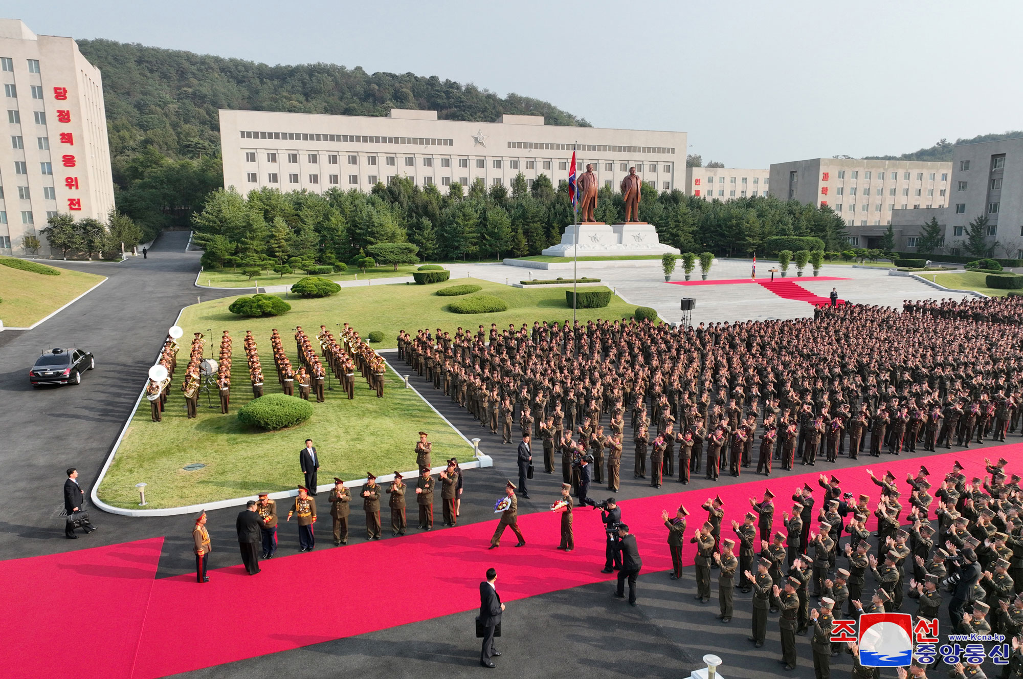 敬愛する金正恩総書記が創立６０周年を迎える金正恩国防総合大学を祝賀訪問しました