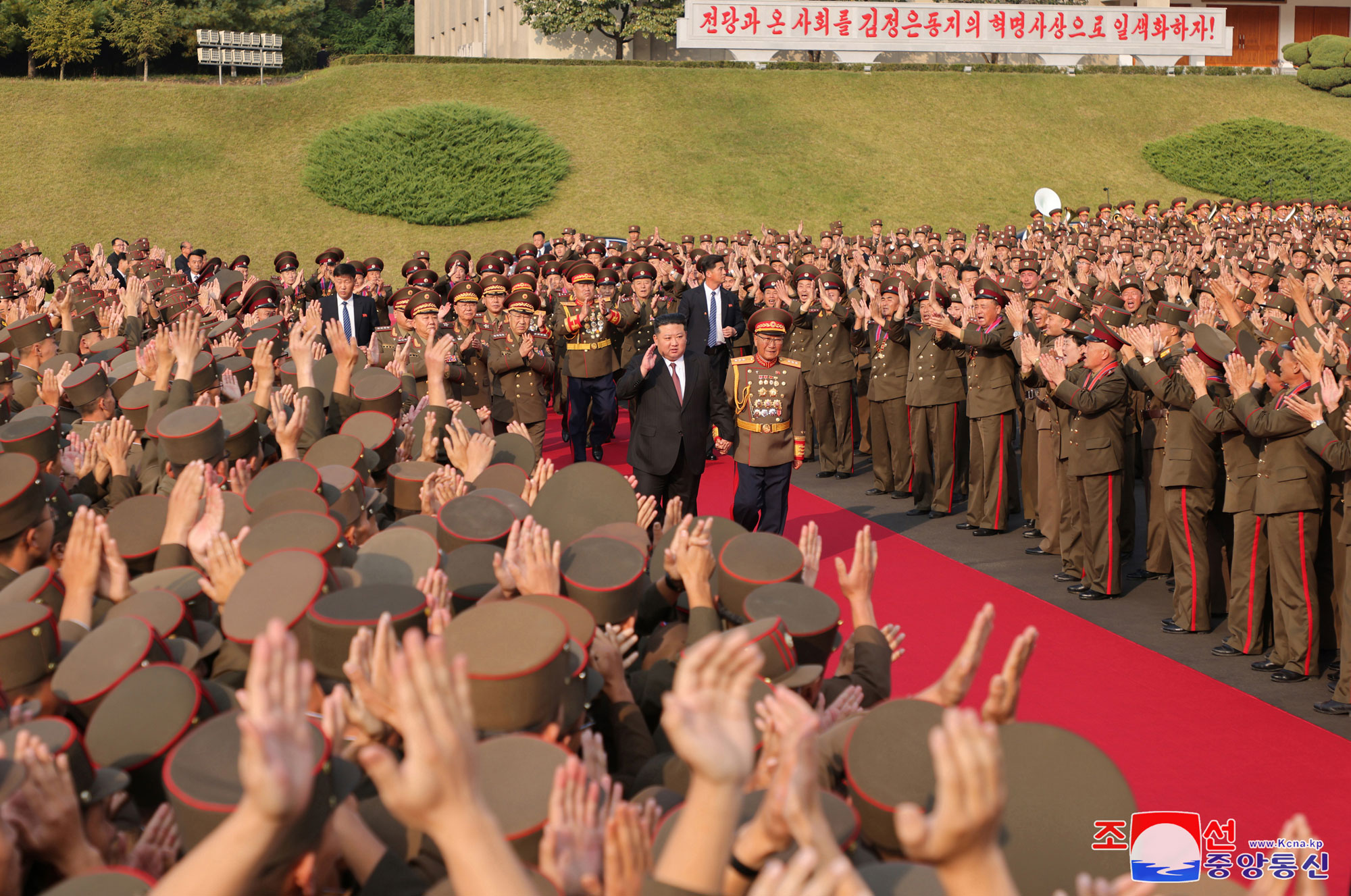 敬愛する金正恩総書記が創立６０周年を迎える金正恩国防総合大学を祝賀訪問しました