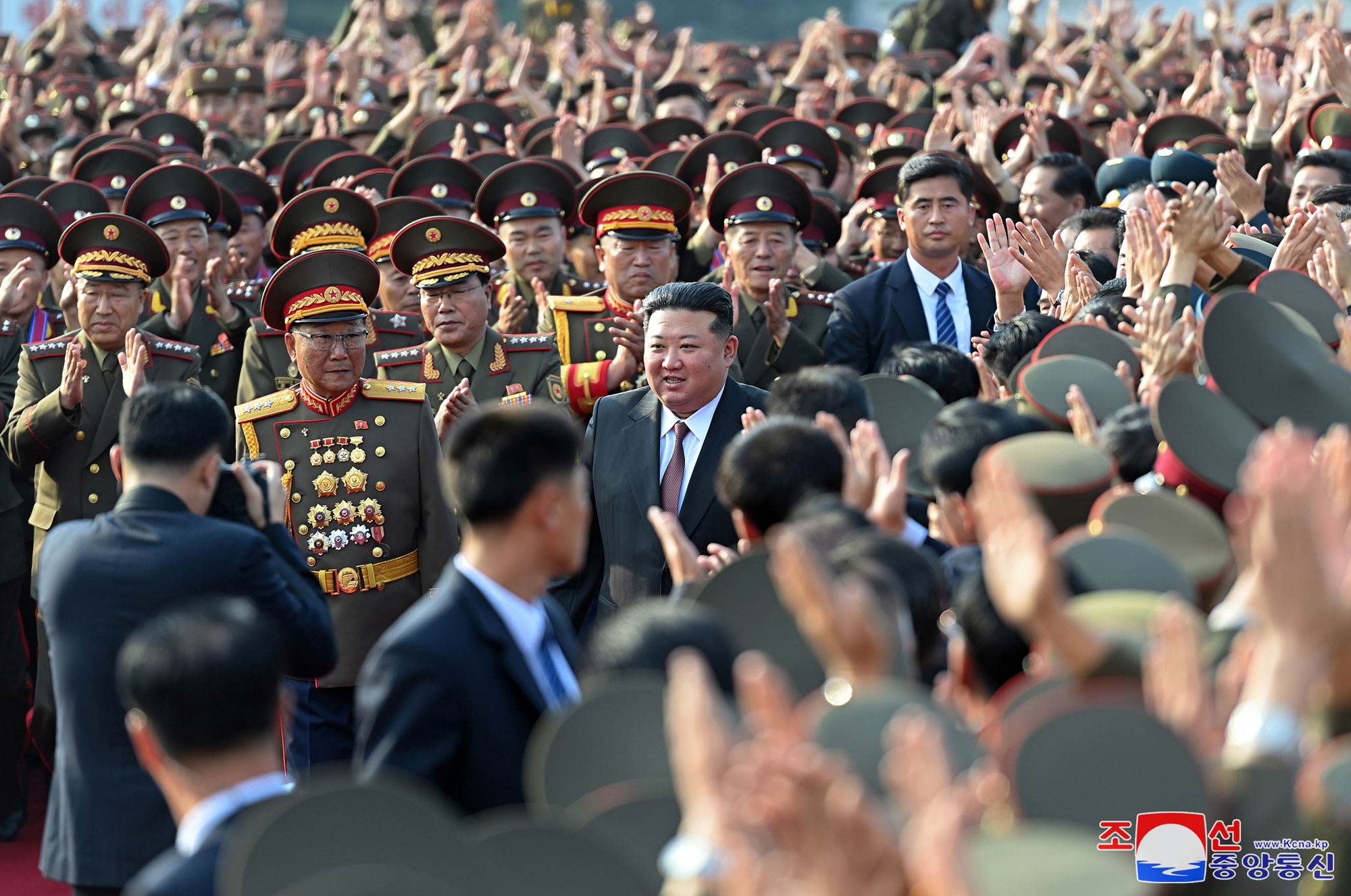 敬愛する金正恩総書記が創立６０周年を迎える金正恩国防総合大学を祝賀訪問しました