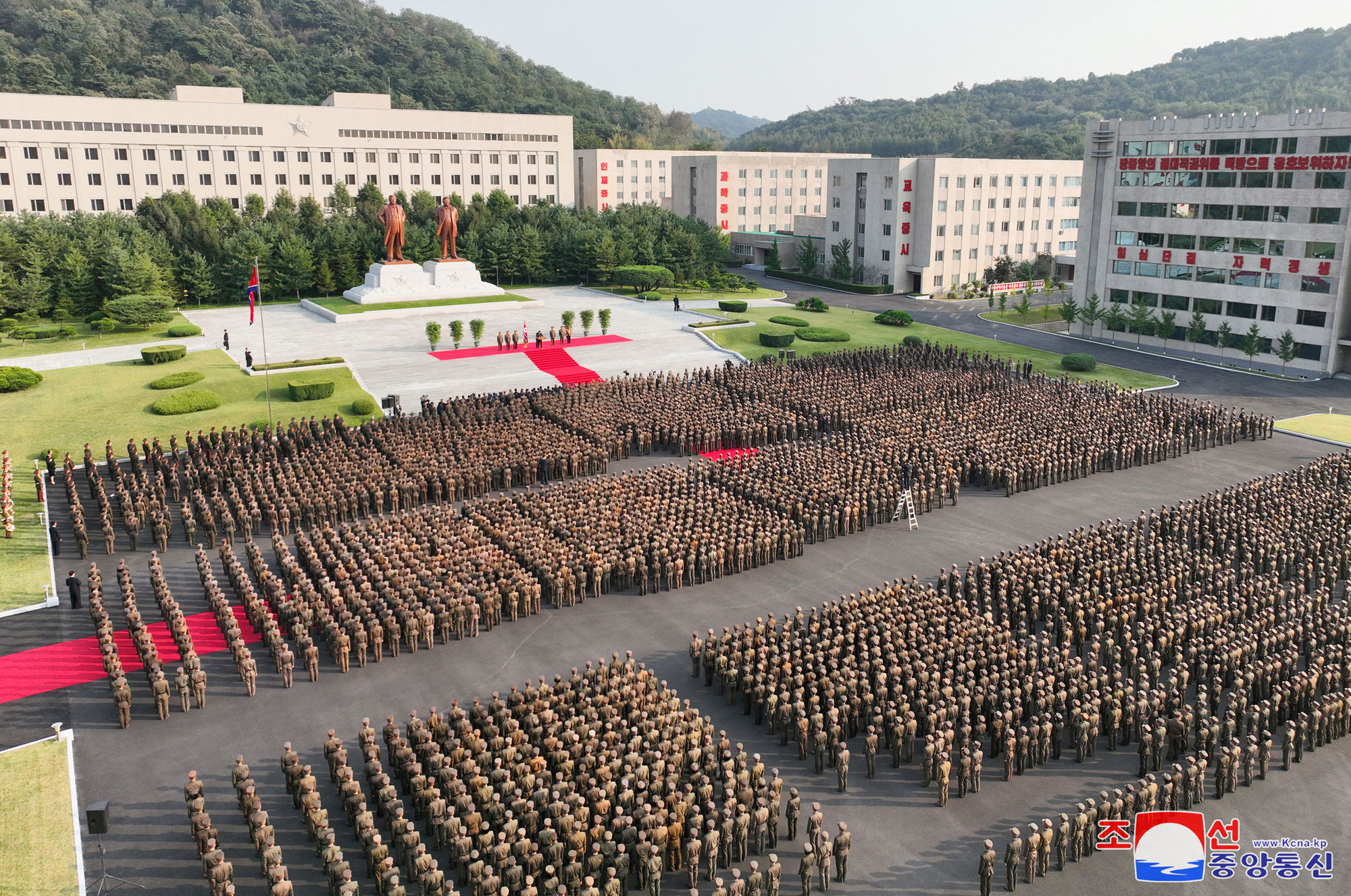 敬愛する金正恩総書記が創立６０周年を迎える金正恩国防総合大学を祝賀訪問しました