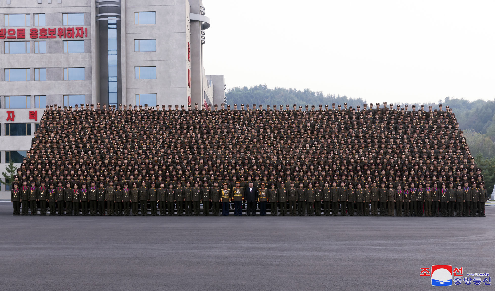 敬愛する金正恩総書記が創立６０周年を迎える金正恩国防総合大学を祝賀訪問しました