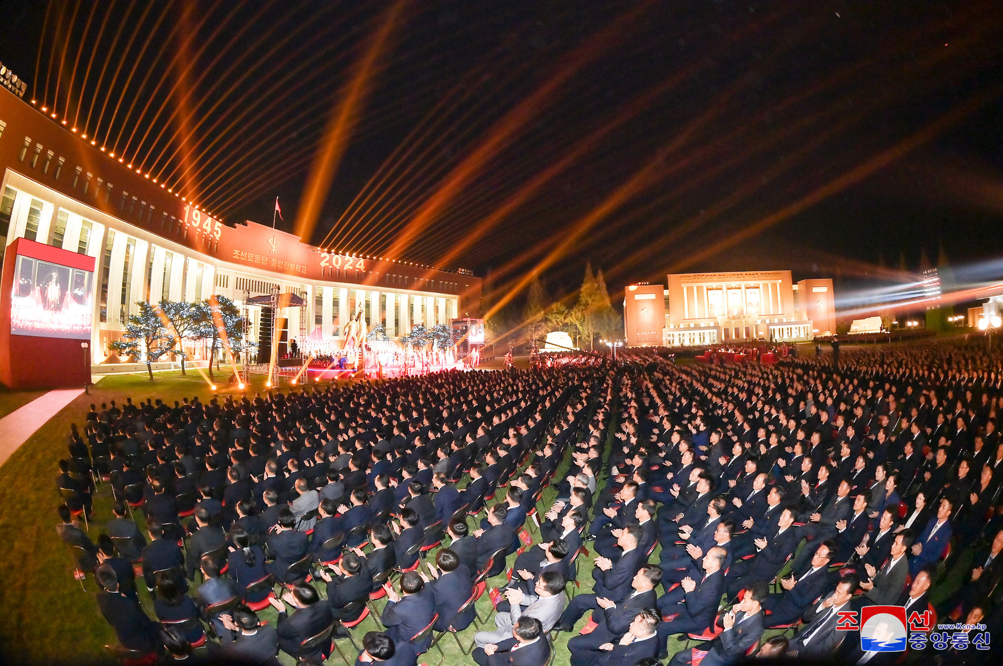 朝鮮労働党創立７９周年慶祝公演が盛大に行われました