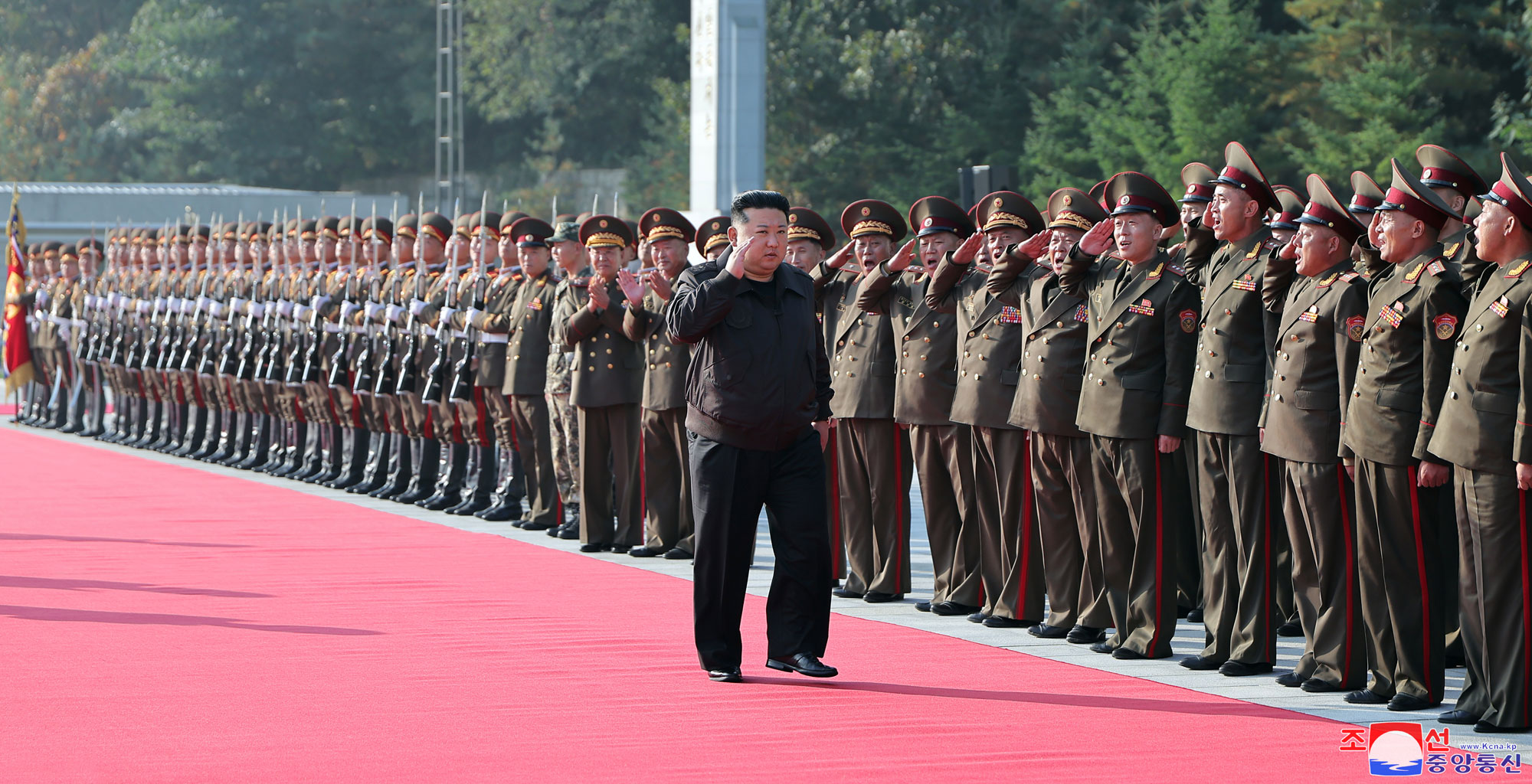 敬愛する金正恩総書記が朝鮮人民軍第２軍団の指揮部を訪問しました