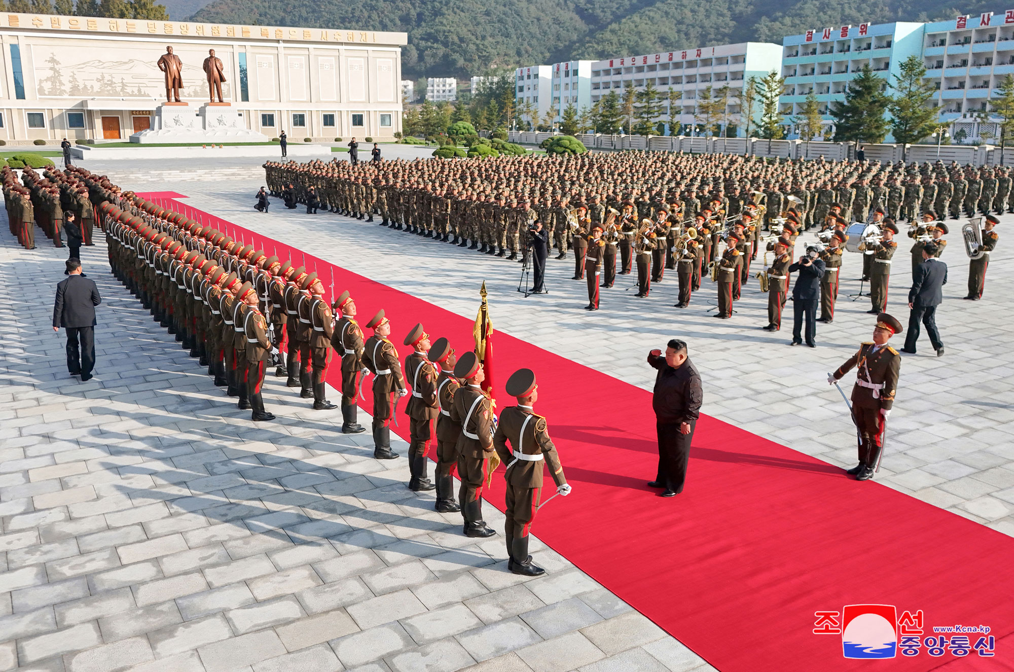 敬愛する金正恩総書記が朝鮮人民軍第２軍団の指揮部を訪問しました