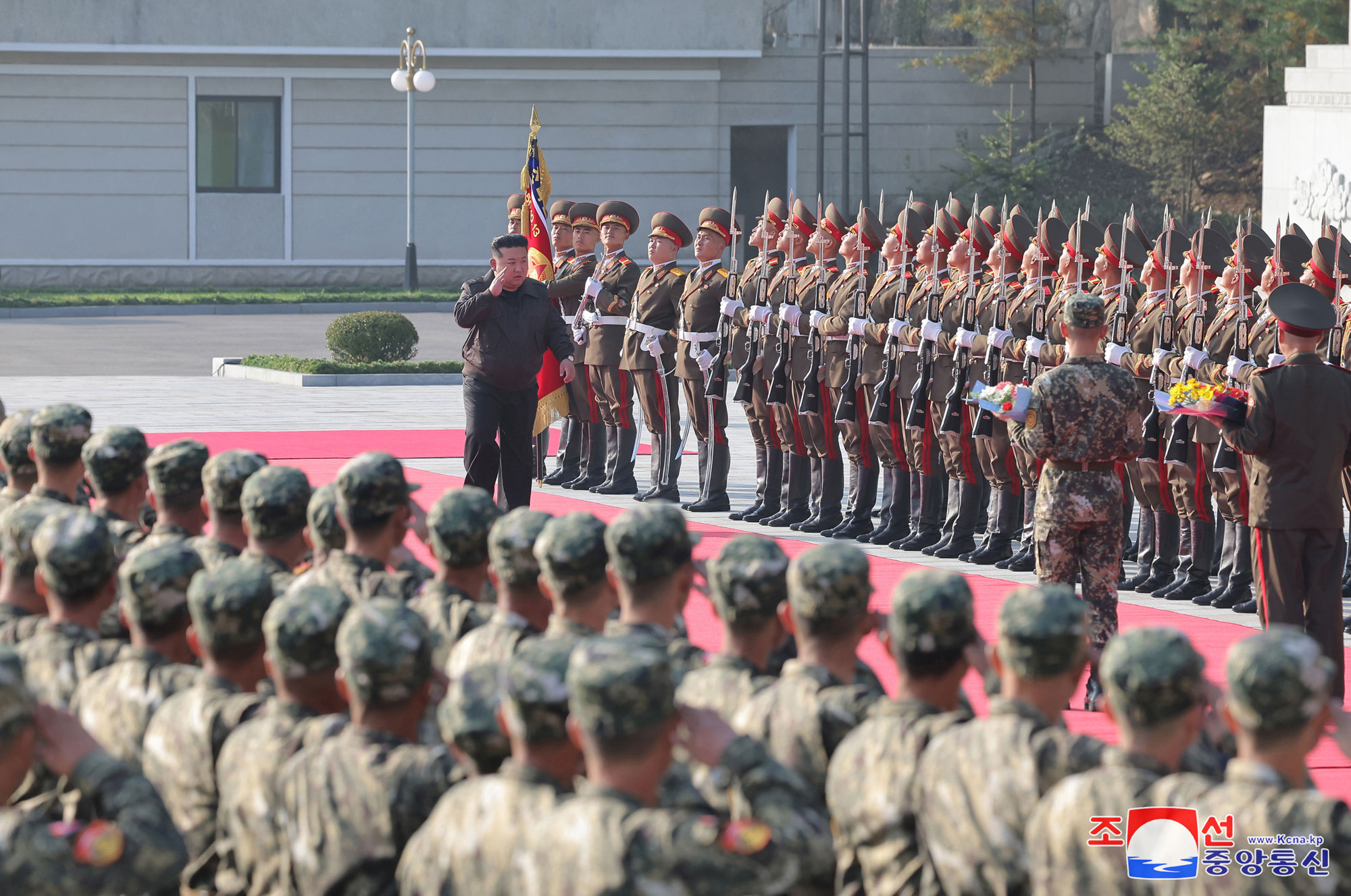 敬愛する金正恩総書記が朝鮮人民軍第２軍団の指揮部を訪問しました