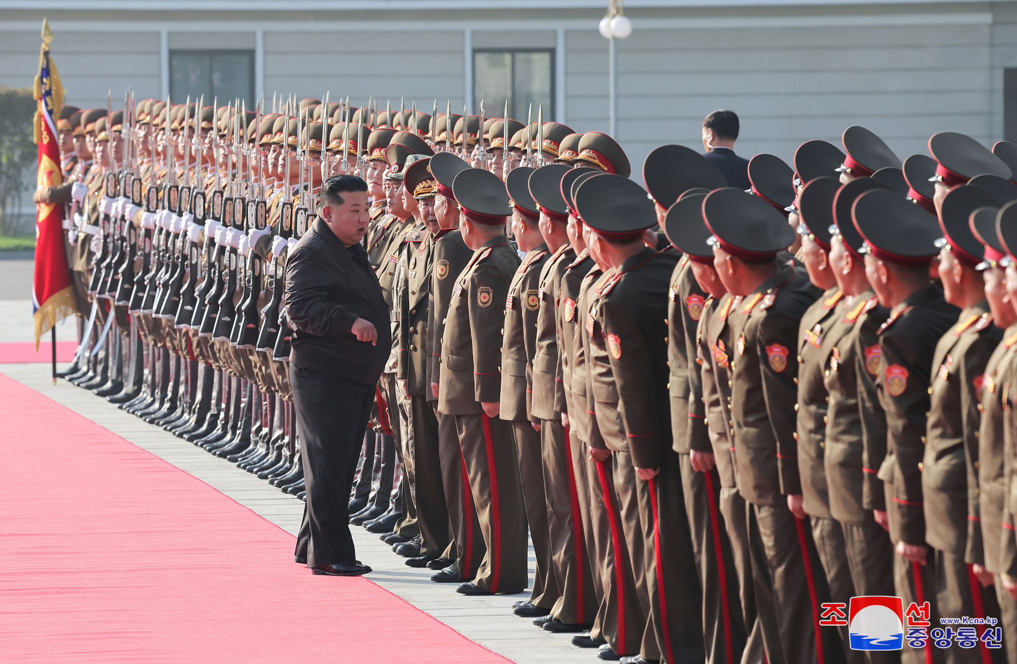 敬愛する金正恩総書記が朝鮮人民軍第２軍団の指揮部を訪問しました