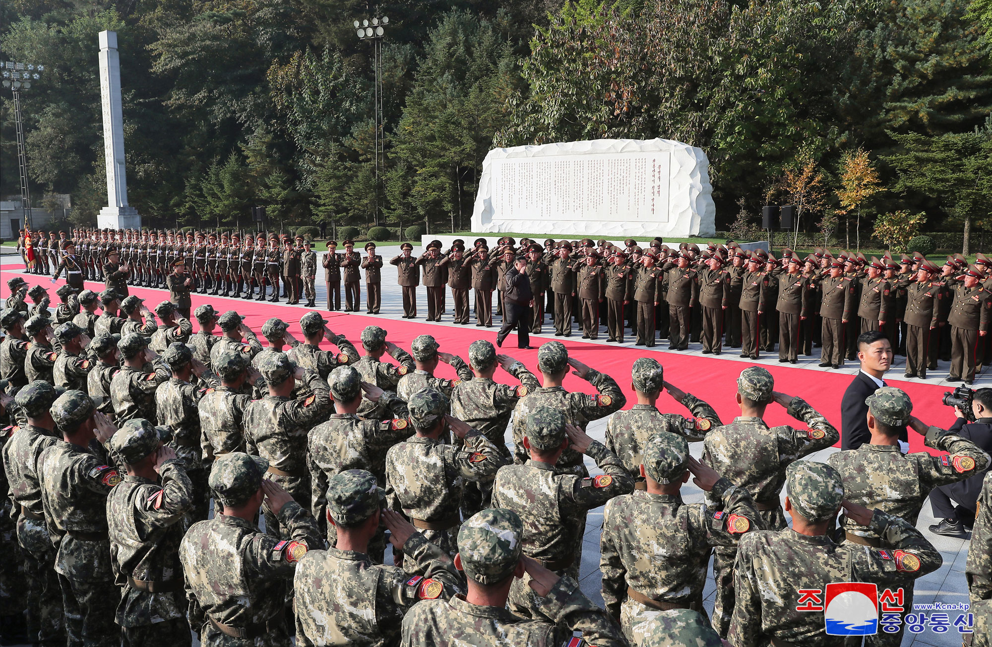 敬愛する金正恩総書記が朝鮮人民軍第２軍団の指揮部を訪問しました