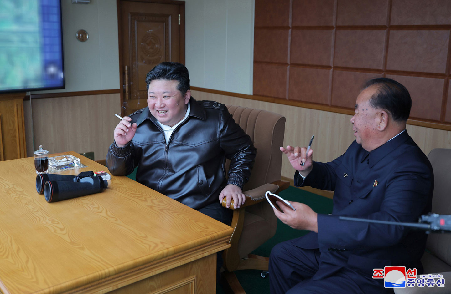  敬愛する金正恩総書記が無人航空技術連合体で生産された各種の自爆攻撃型無人機の性能実験を現地で指導しました