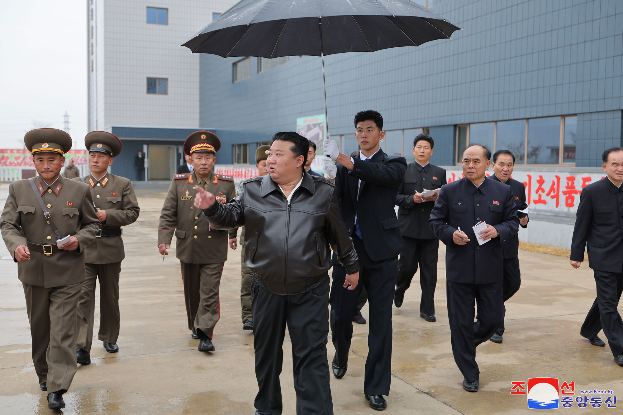 敬愛する金正恩総書記がチェリョン郡の地方工業工場の建設現場を現地指導しました