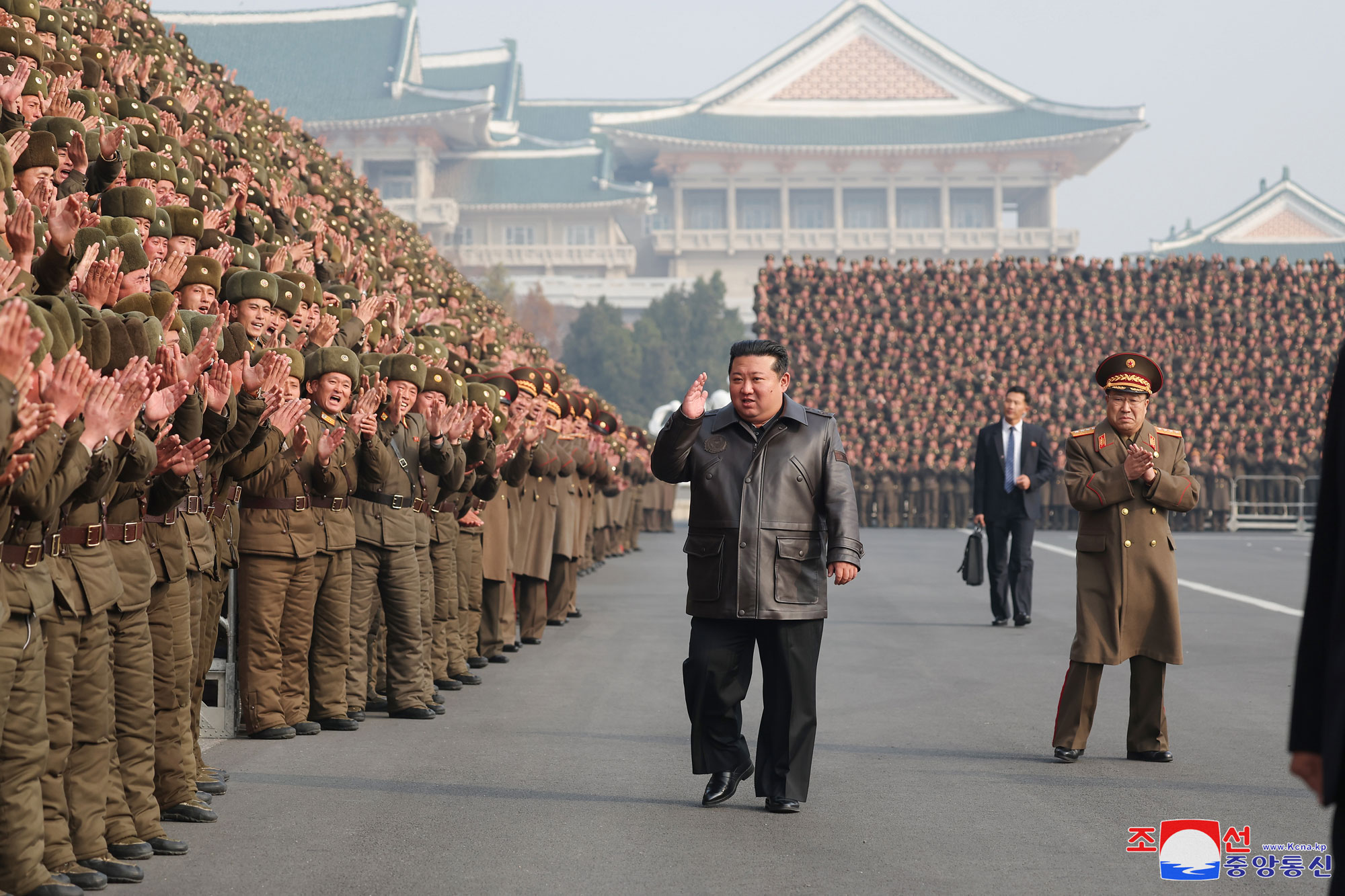 敬愛する金正恩総書記が朝鮮人民軍第４回大隊長・大隊政治指導員大会の参加者と共に記念写真を撮りました