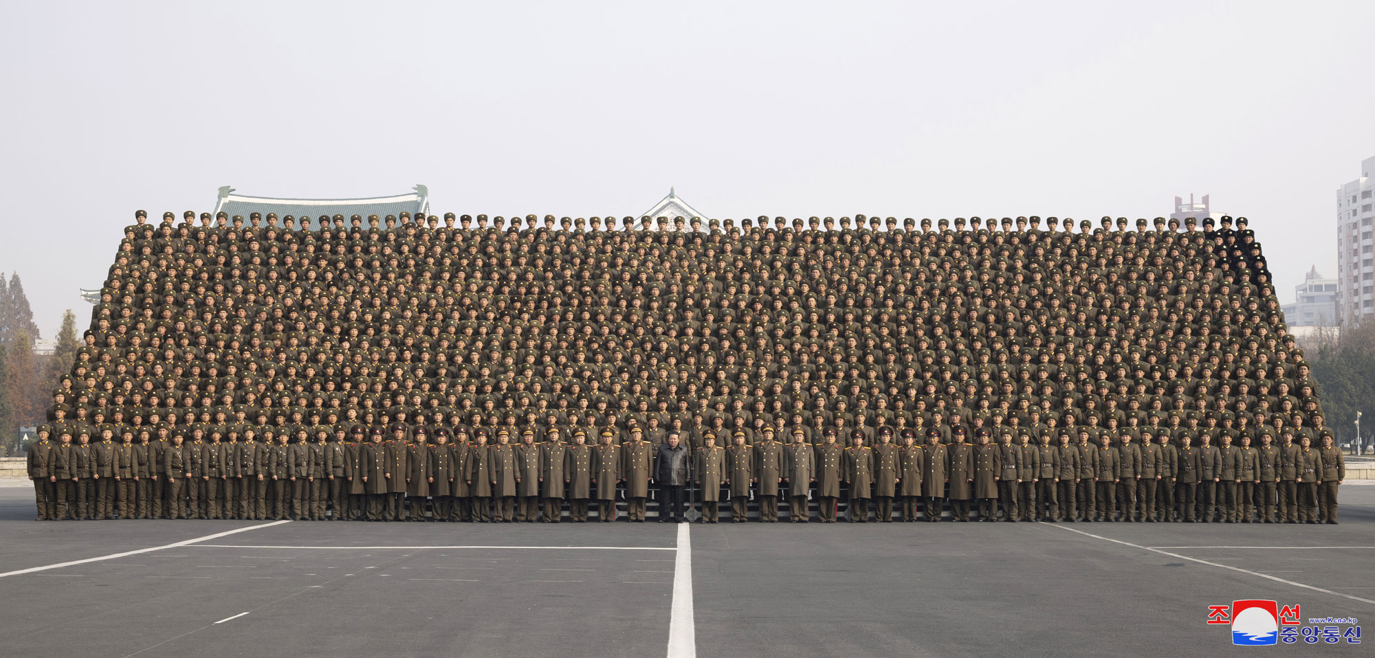 敬愛する金正恩総書記が朝鮮人民軍第４回大隊長・大隊政治指導員大会の参加者と共に記念写真を撮りました