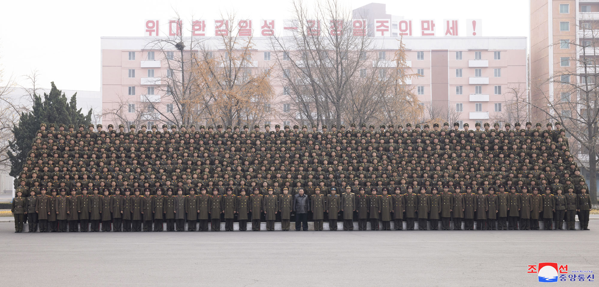 敬愛する金正恩総書記が朝鮮人民軍第４回大隊長・大隊政治指導員大会の参加者と共に記念写真を撮りました