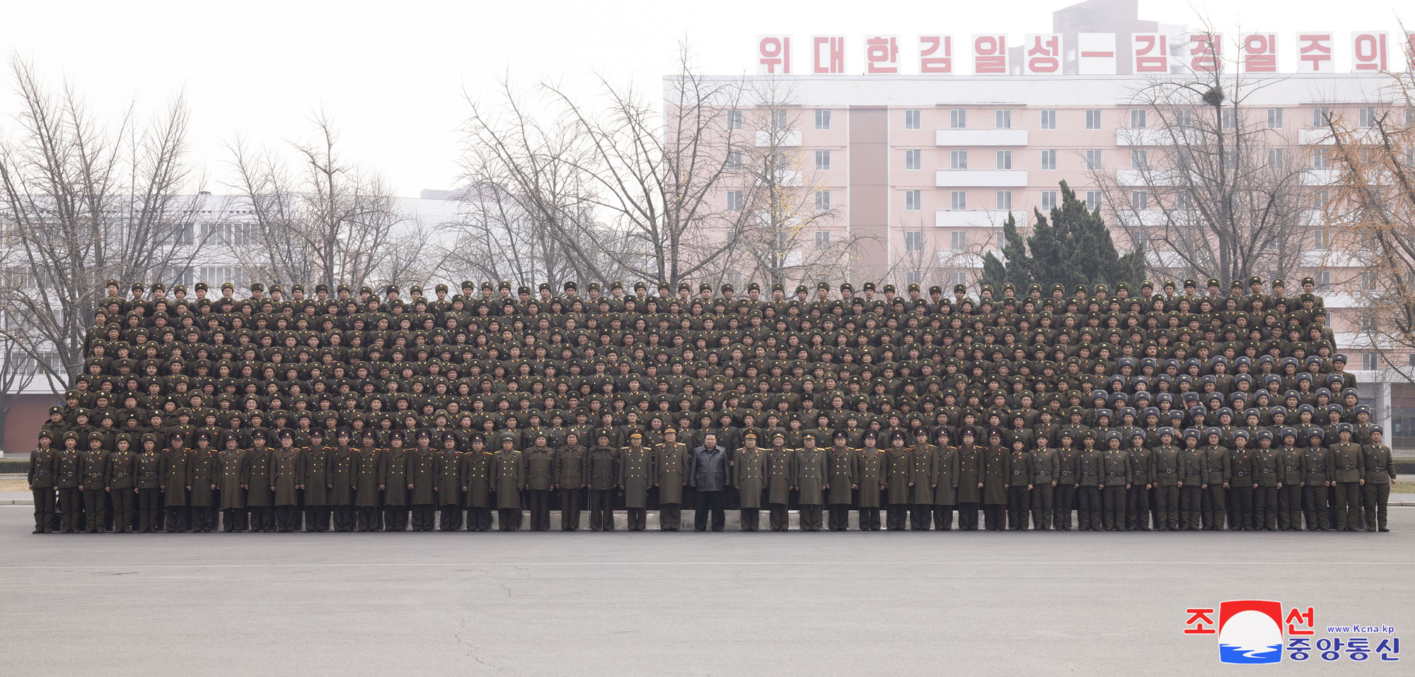 敬愛する金正恩総書記が朝鮮人民軍第４回大隊長・大隊政治指導員大会の参加者と共に記念写真を撮りました