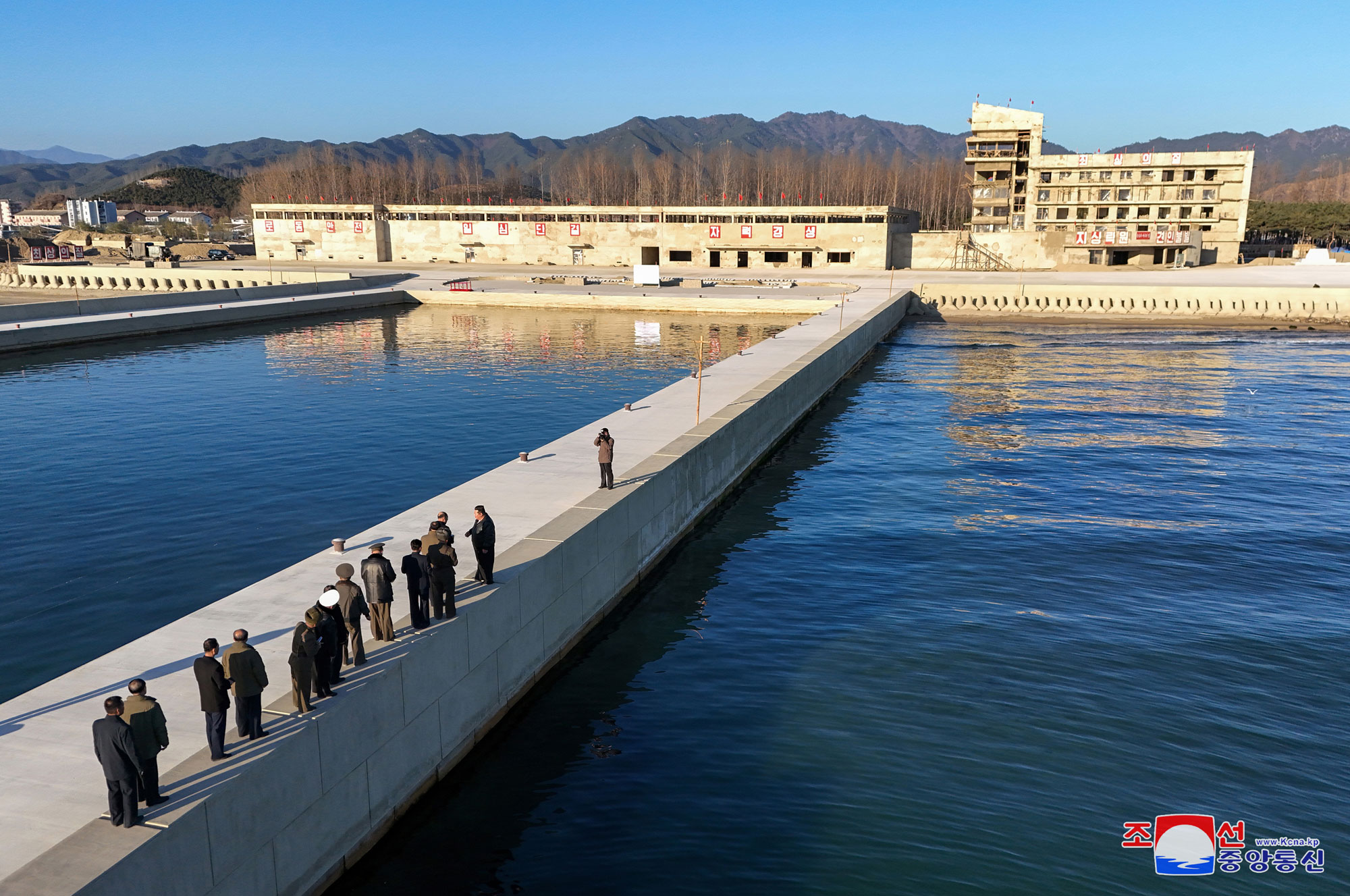 敬愛する金正恩総書記がハムギョン南道シンポ市浅海養殖事業所の建設現場を現地指導しました