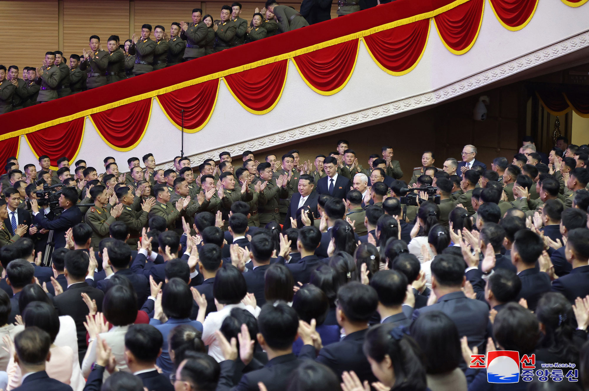 ロシア連邦軍事代表団を歓迎する公演敬愛する金正恩国務委員長がロシア国防相、軍事代表団員と共に公演を鑑賞