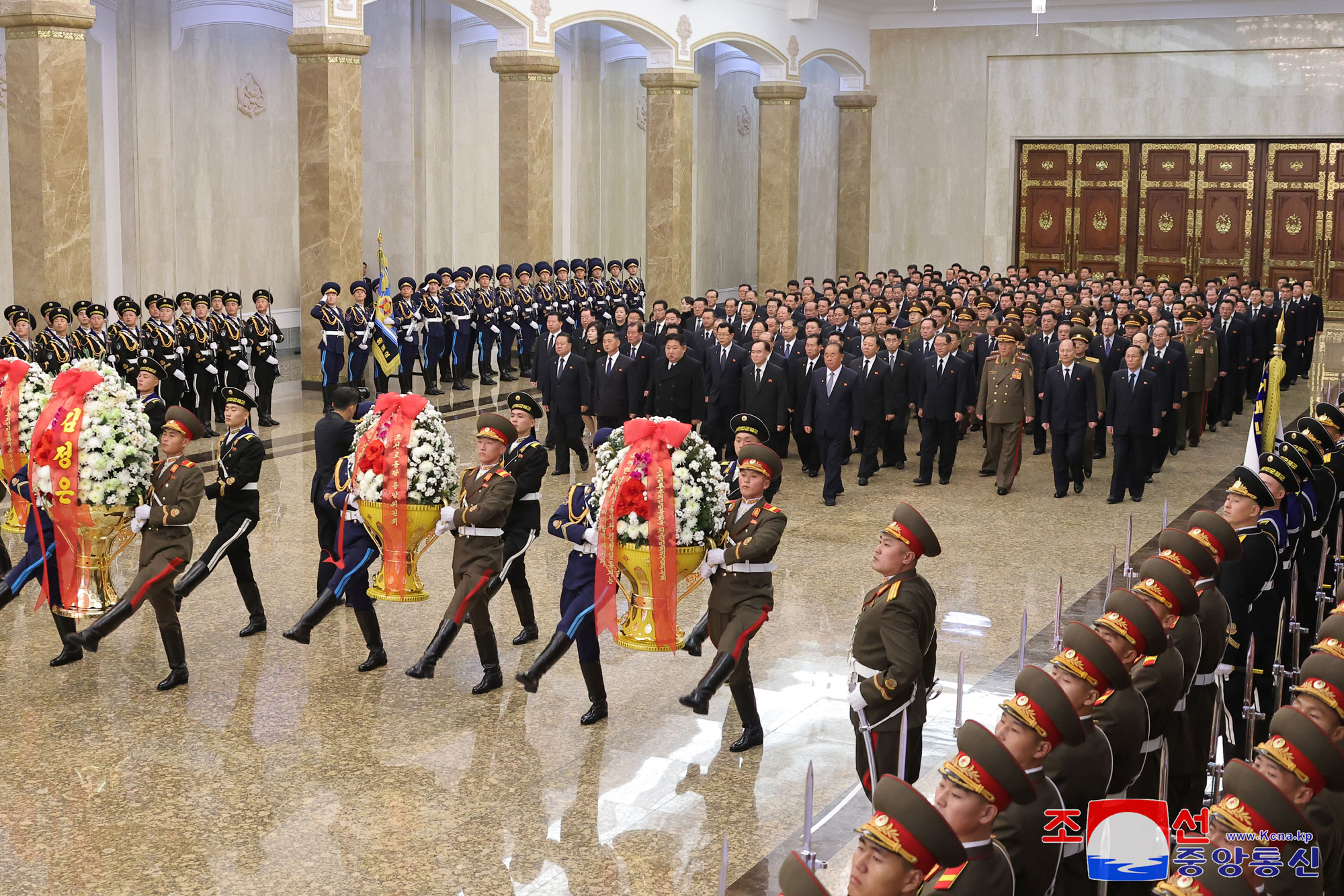 敬愛する金正恩総書記が民族最大の追悼の日に際してクムスサン太陽宮殿を訪れました　