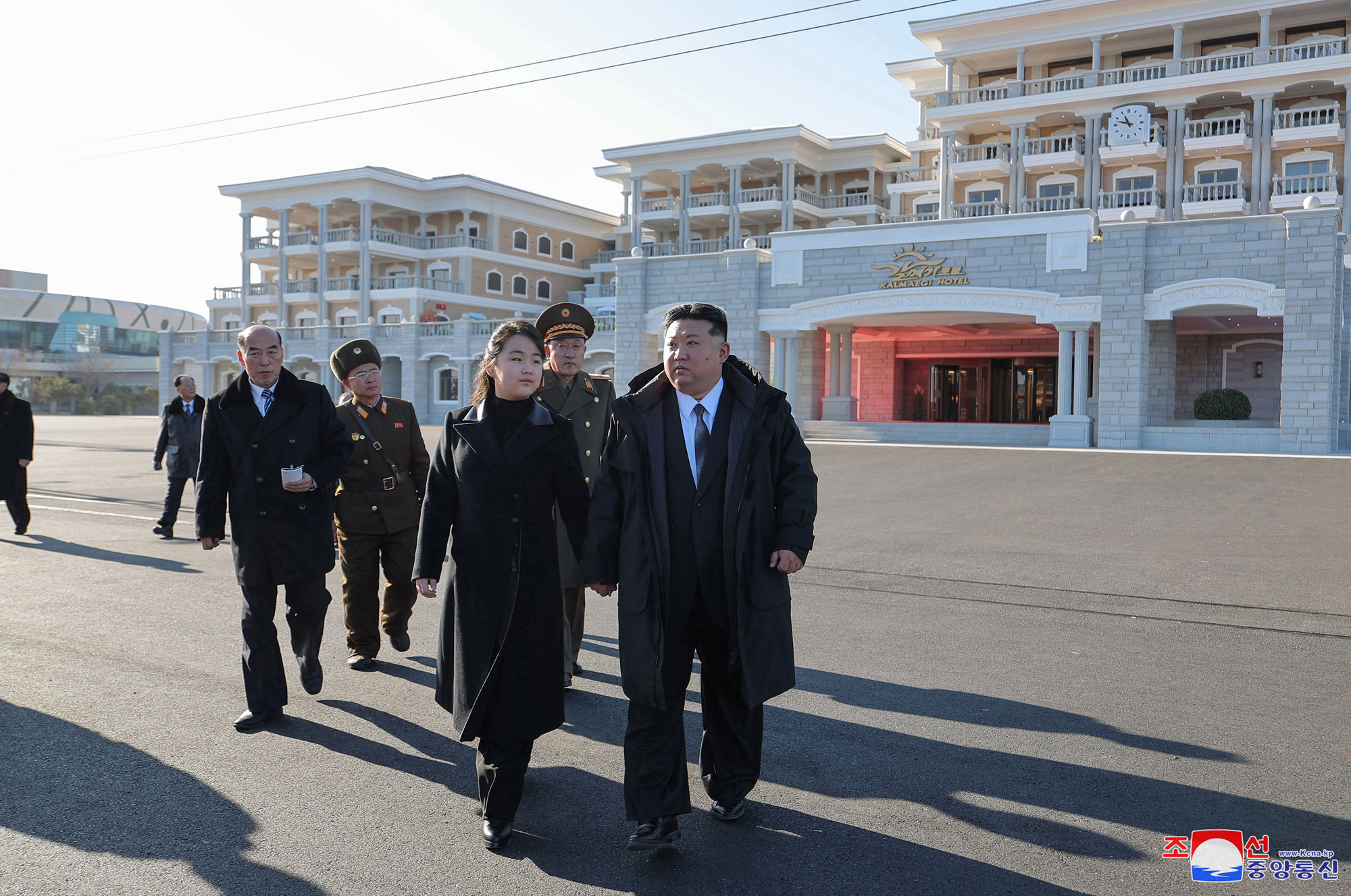 敬愛する金正恩総書記がカルマ海岸観光地区の完工した主要サービス施設を見ました