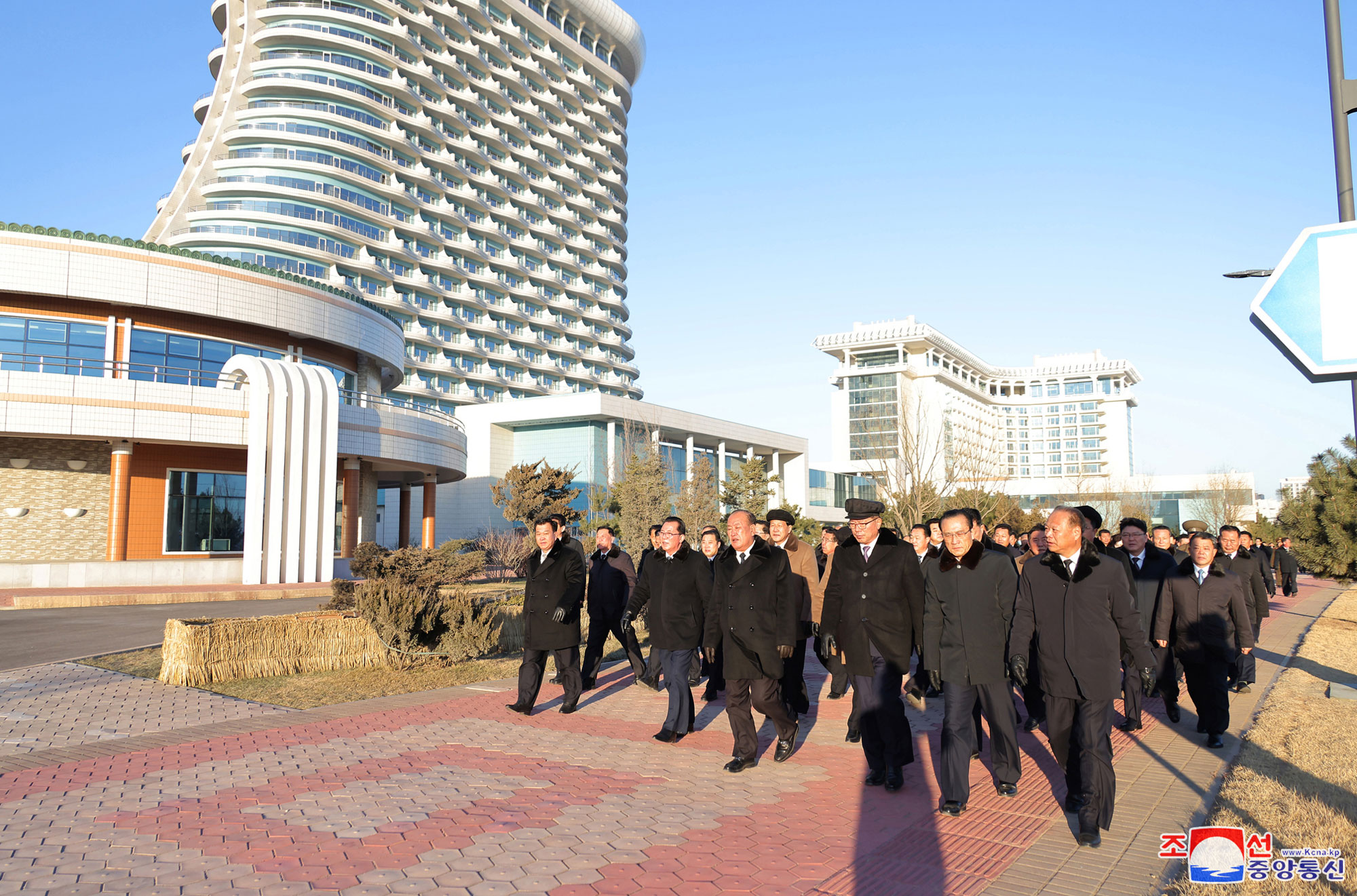 敬愛する金正恩総書記がカルマ海岸観光地区の完工した主要サービス施設を見ました