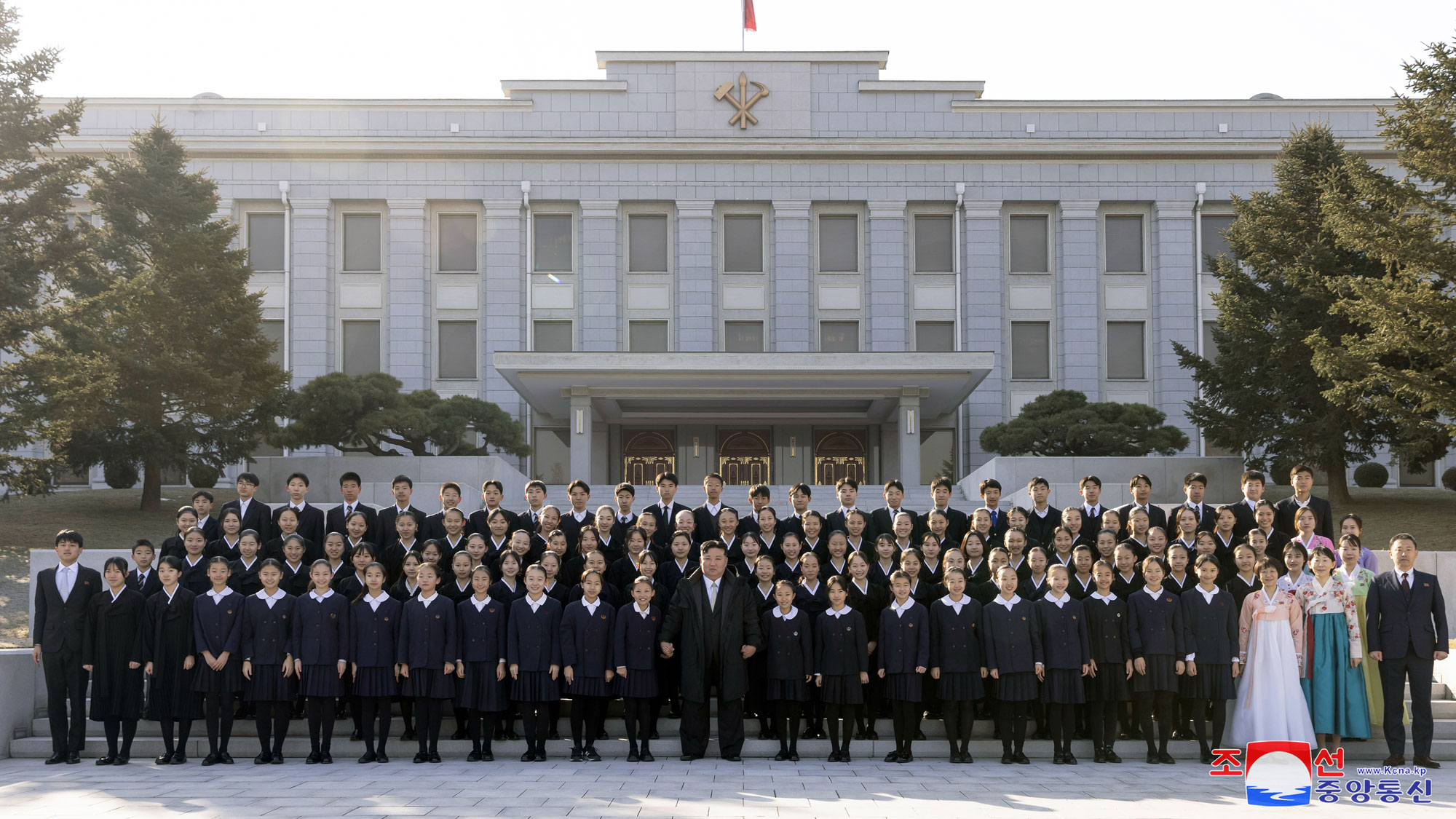 敬愛する金正恩総書記が在日朝鮮学生少年芸術団に会いました