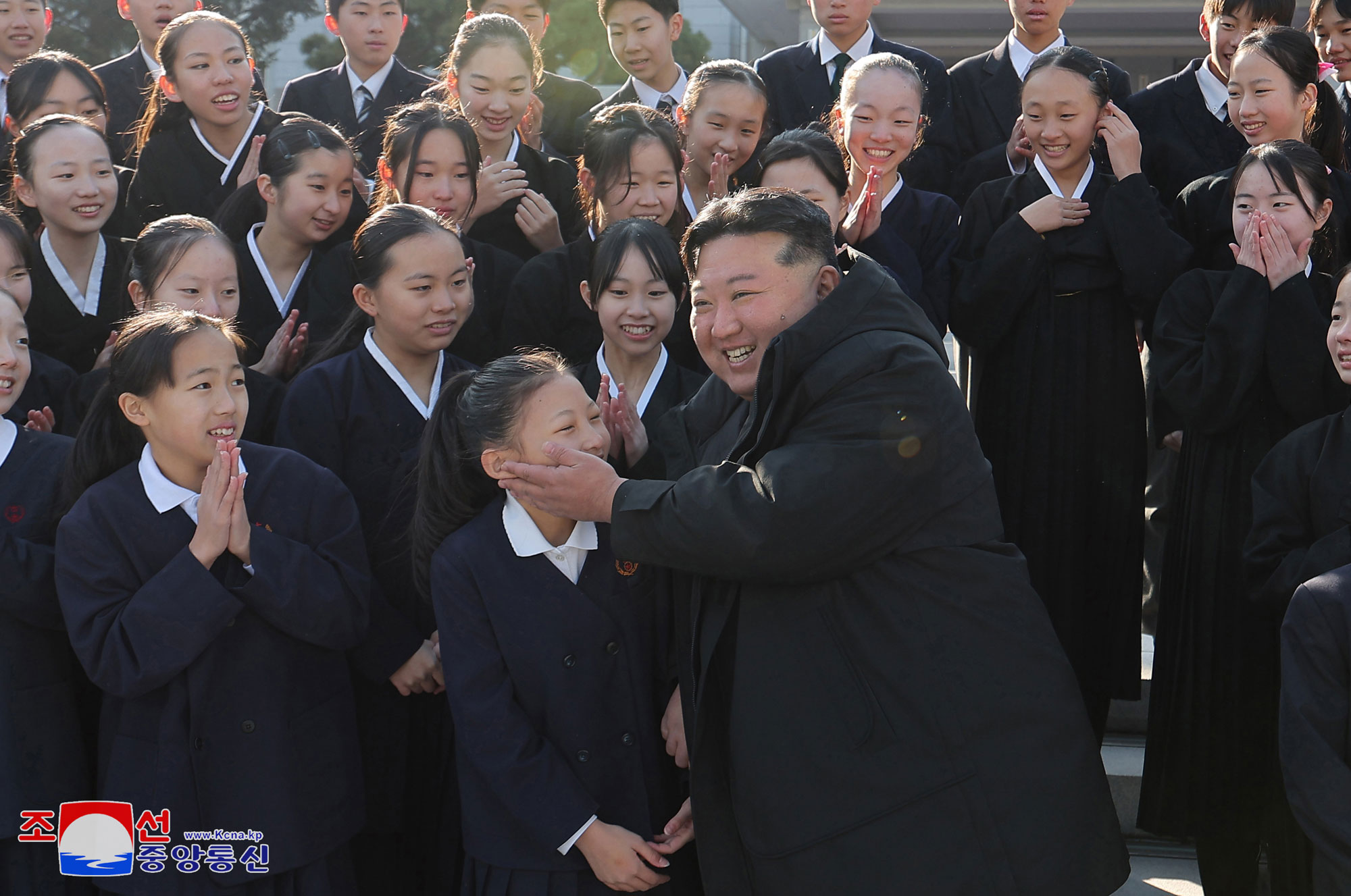 敬愛する金正恩総書記が在日朝鮮学生少年芸術団に会いました