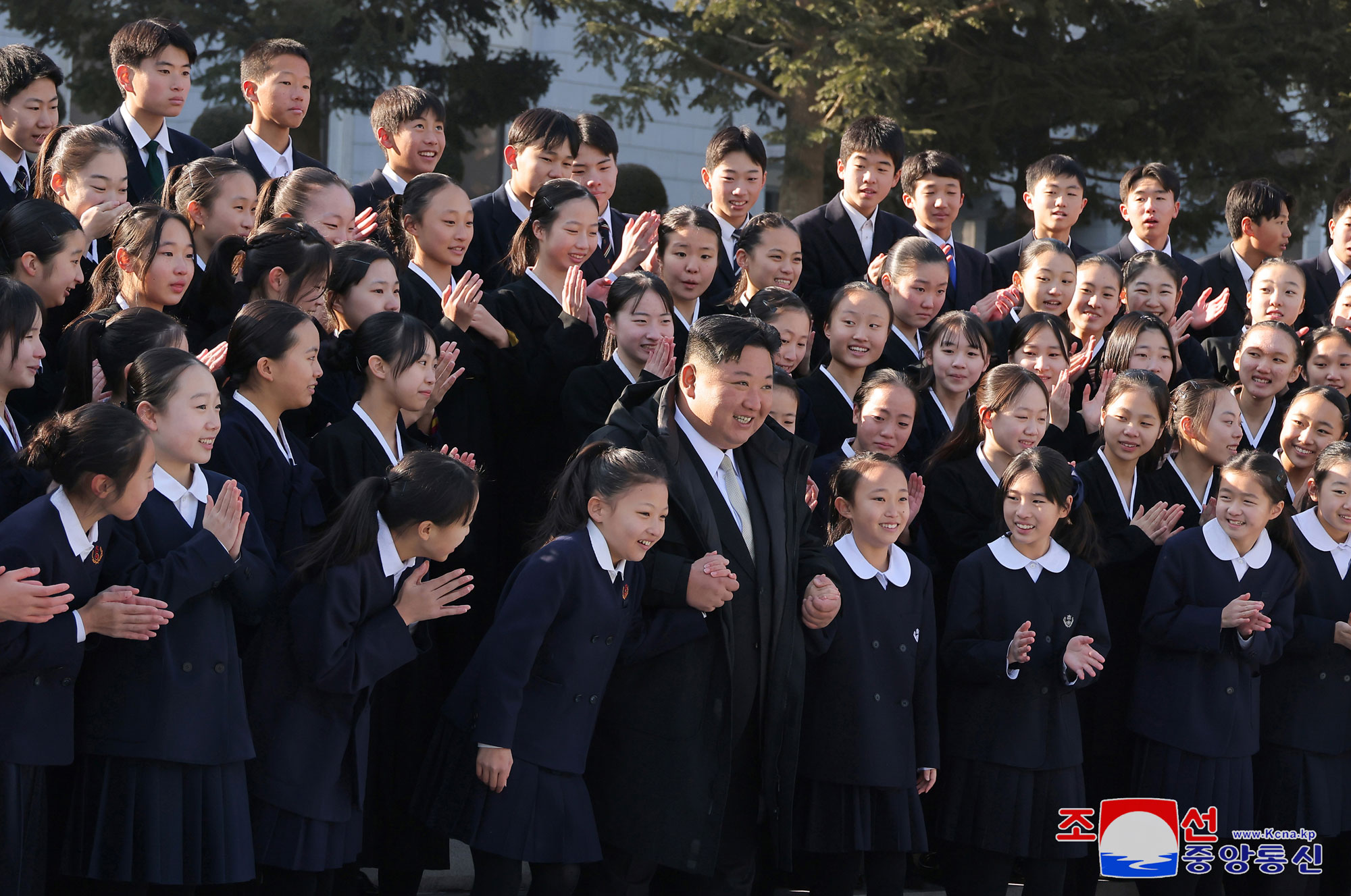 敬愛する金正恩総書記が在日朝鮮学生少年芸術団に会いました