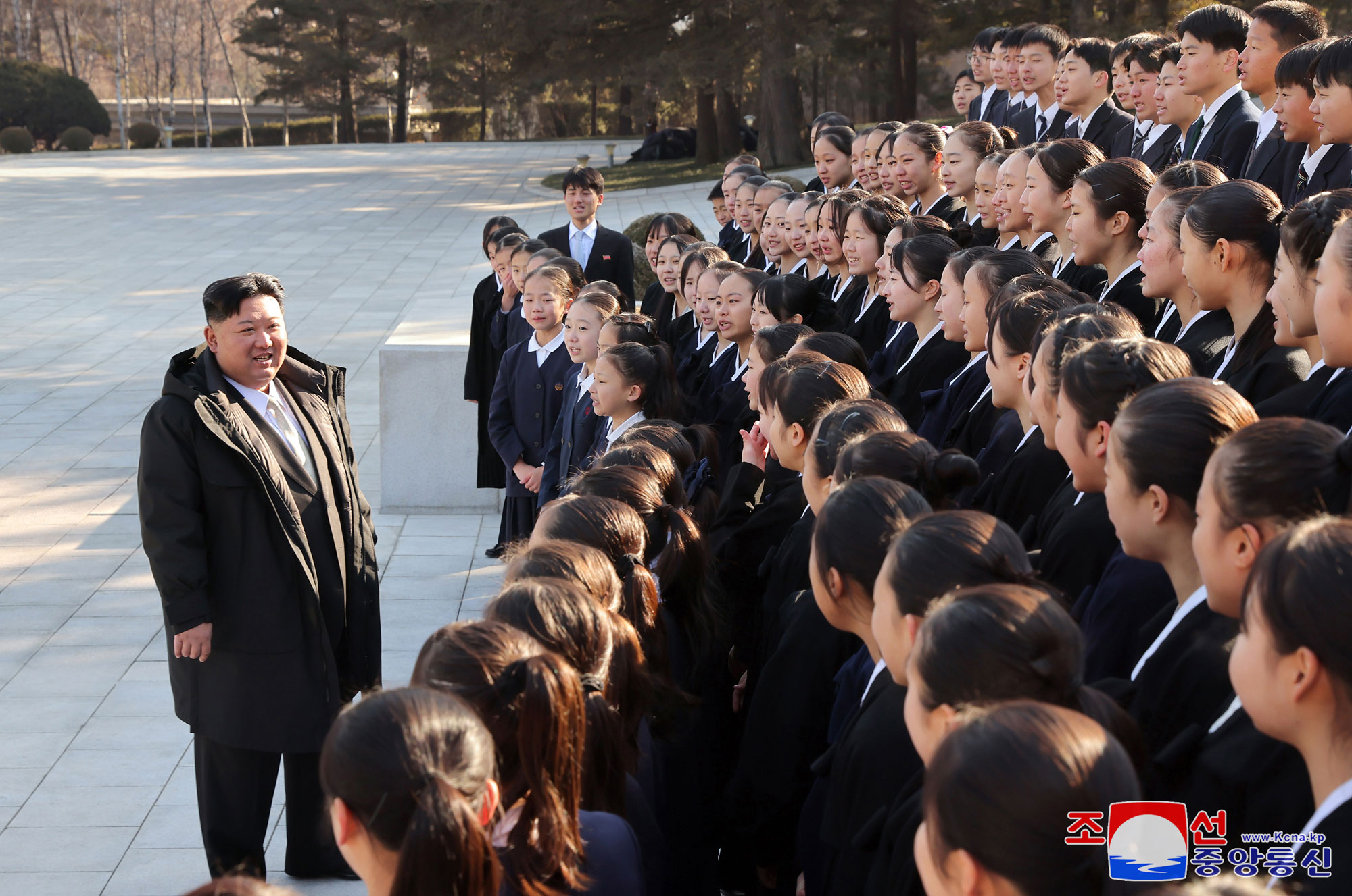 敬愛する金正恩総書記が在日朝鮮学生少年芸術団に会いました