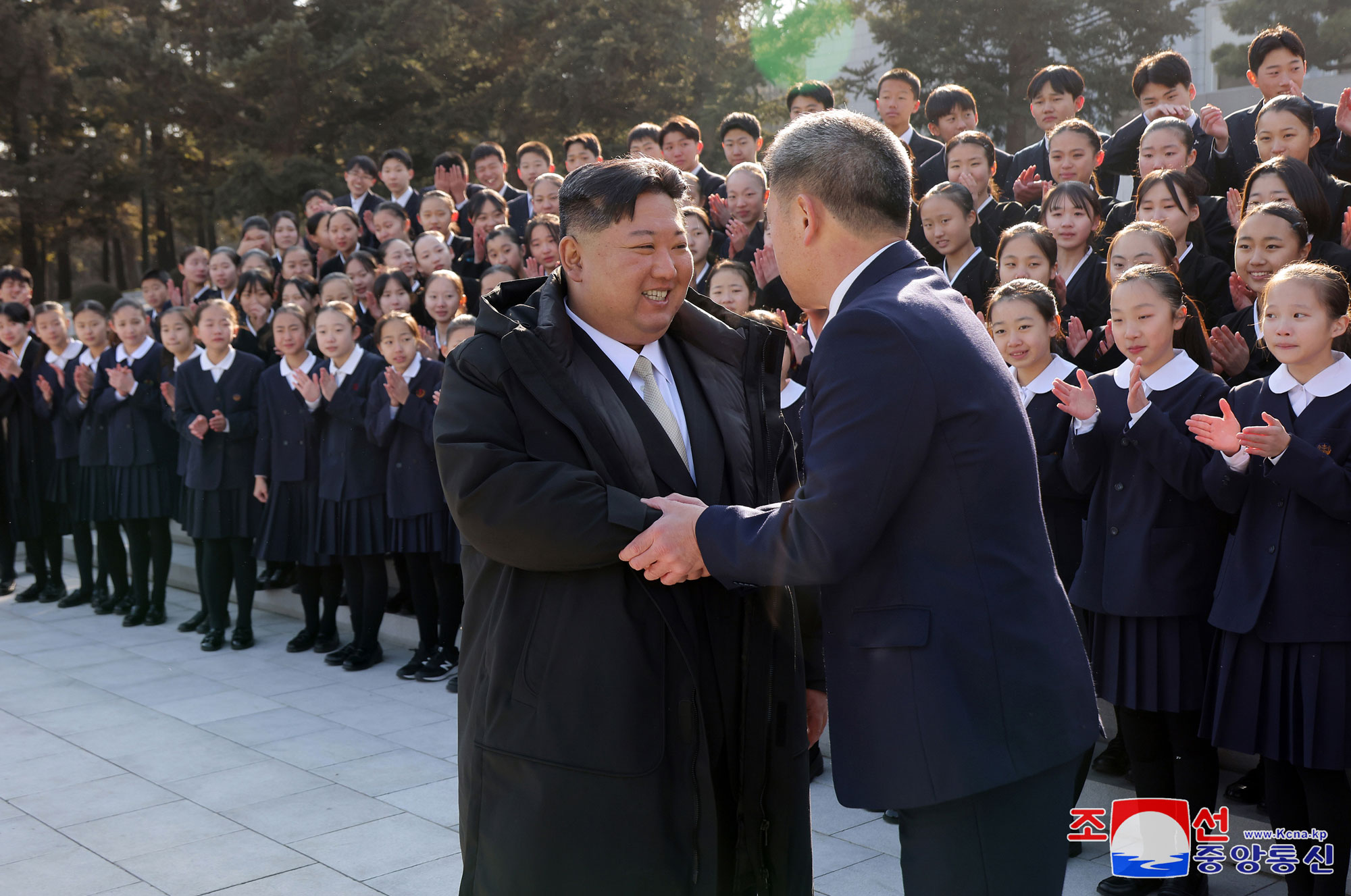 敬愛する金正恩総書記が在日朝鮮学生少年芸術団に会いました