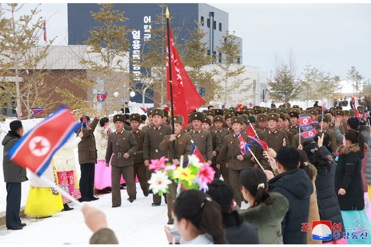 オラン郡の人民が労働党の恩愛によって建てられた地方工業工場の竣工を喜びの中に記念しました