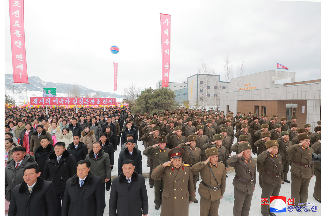 オラン郡の人民が労働党の恩愛によって建てられた地方工業工場の竣工を喜びの中に記念しました