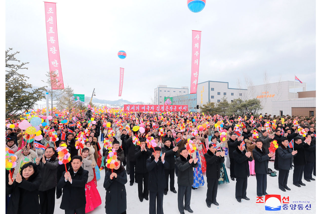 オラン郡の人民が労働党の恩愛によって建てられた地方工業工場の竣工を喜びの中に記念しました