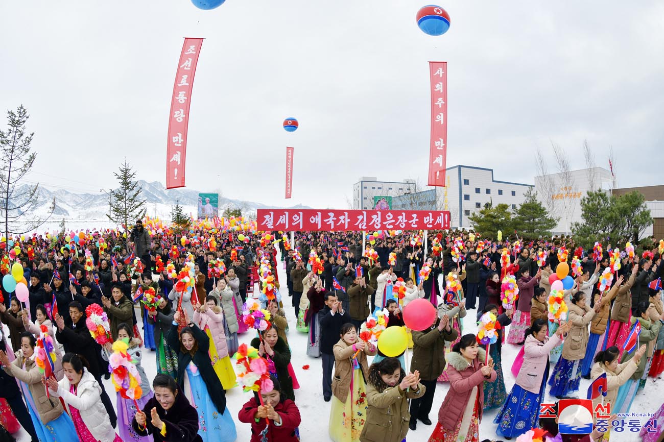 オラン郡の人民が労働党の恩愛によって建てられた地方工業工場の竣工を喜びの中に記念しました