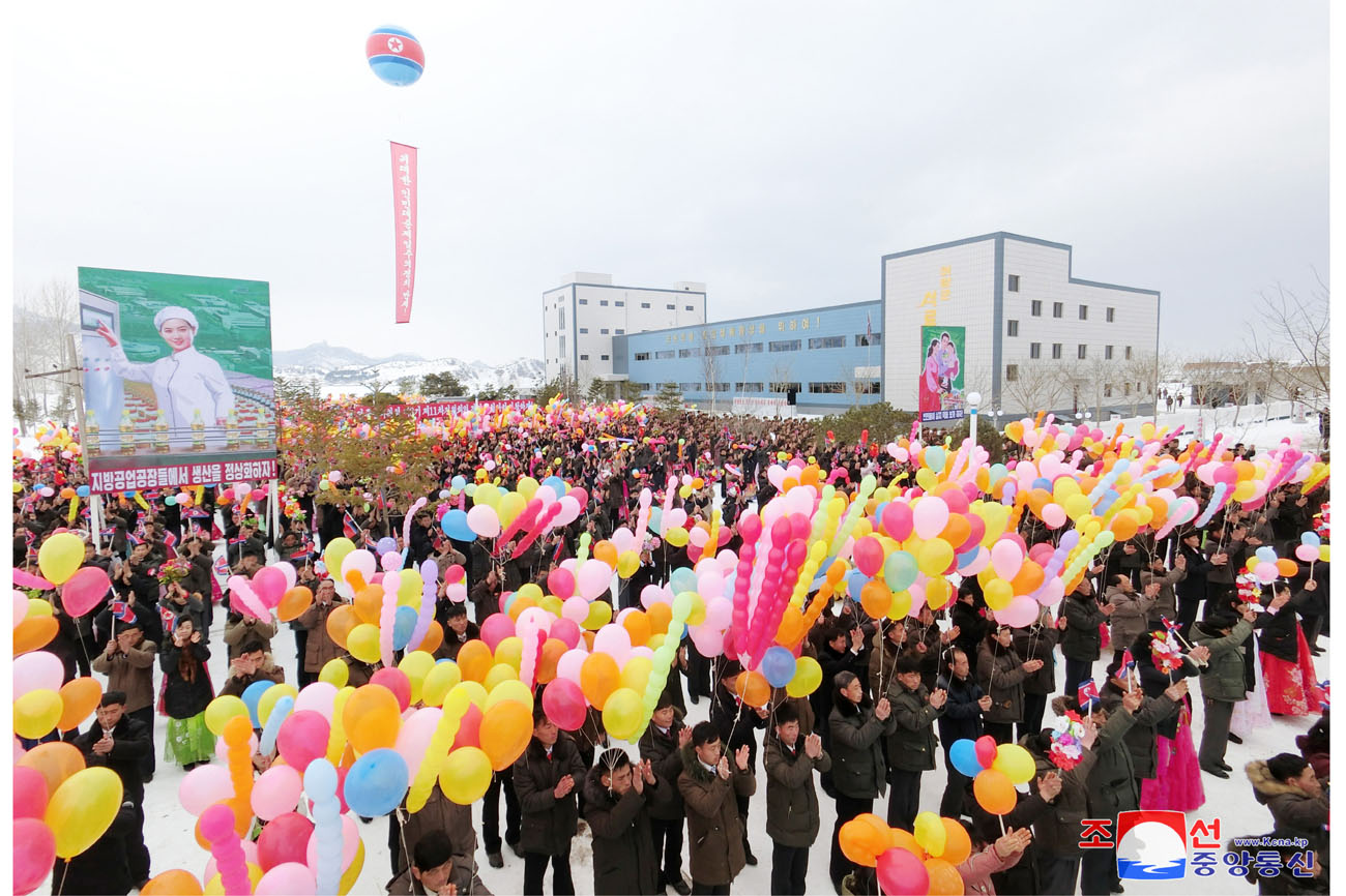 オラン郡の人民が労働党の恩愛によって建てられた地方工業工場の竣工を喜びの中に記念しました