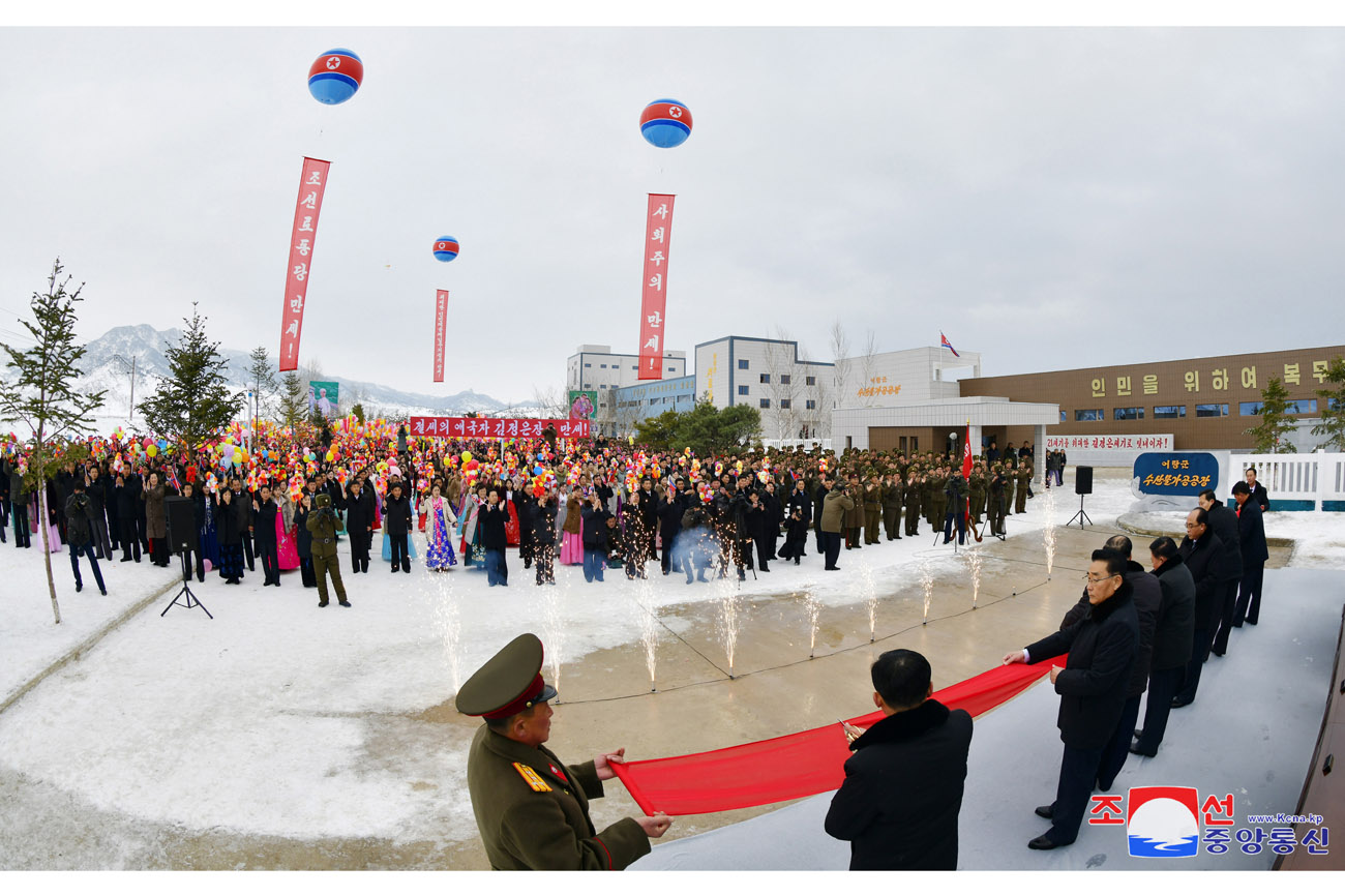 オラン郡の人民が労働党の恩愛によって建てられた地方工業工場の竣工を喜びの中に記念しました