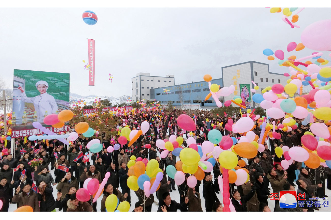 オラン郡の人民が労働党の恩愛によって建てられた地方工業工場の竣工を喜びの中に記念しました