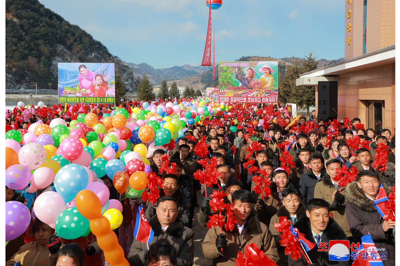 地方工業工場の竣工でトンシン郡は祝日ムードに包まれました