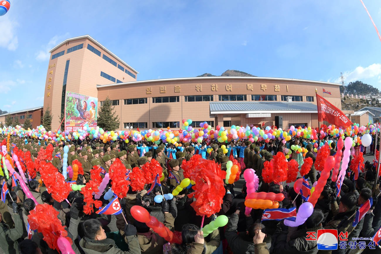 地方工業工場の竣工でトンシン郡は祝日ムードに包まれました