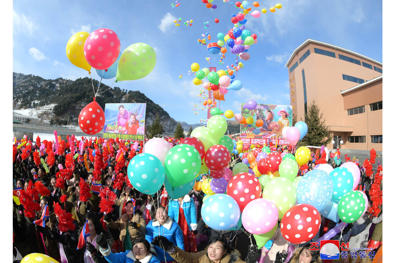 地方工業工場の竣工でトンシン郡は祝日ムードに包まれました