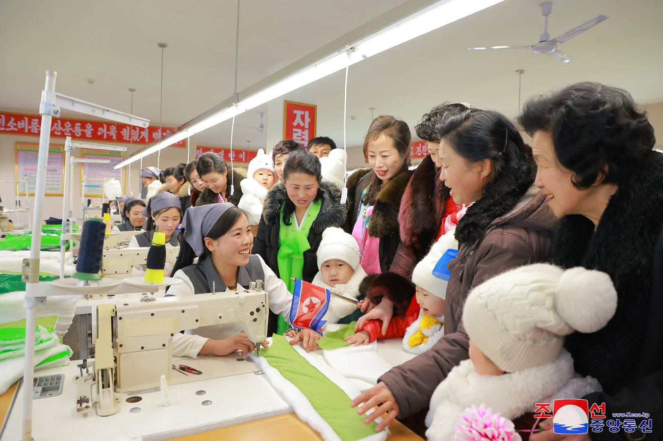 地方工業工場の竣工でトンシン郡は祝日ムードに包まれました