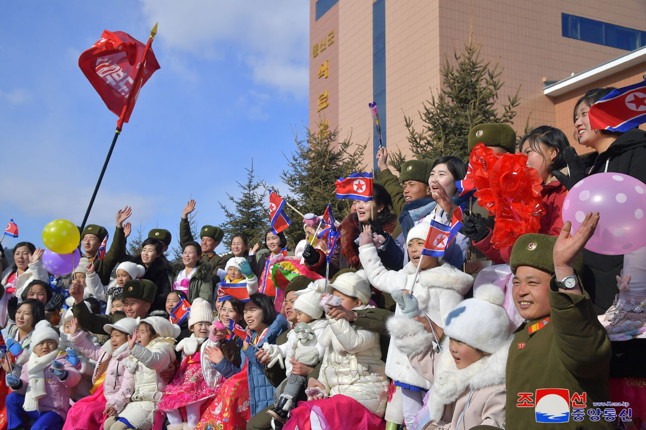 地方工業工場の竣工でトンシン郡は祝日ムードに包まれました