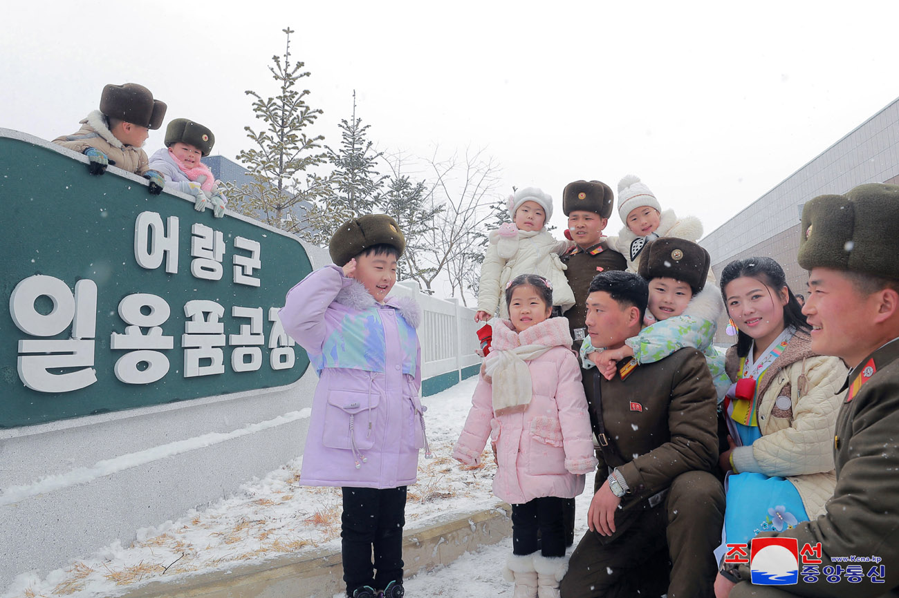 地方発展政策の初の実体を建てた栄誉も高く、朝鮮人民軍の各建設連隊の軍人たちが変革を起こす新しい建設現場に進出しています