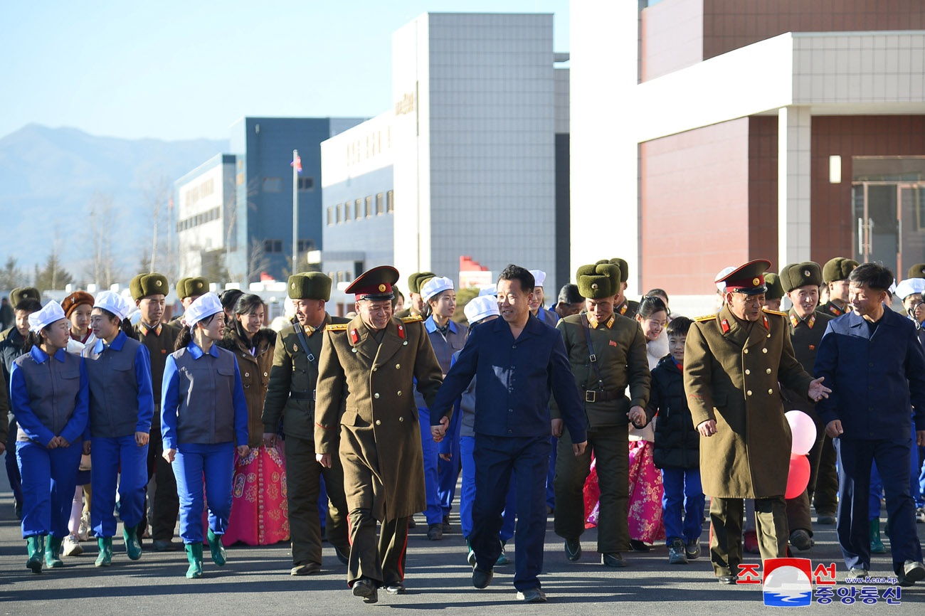 地方発展政策の初の実体を建てた栄誉も高く、朝鮮人民軍の各建設連隊の軍人たちが変革を起こす新しい建設現場に進出しています