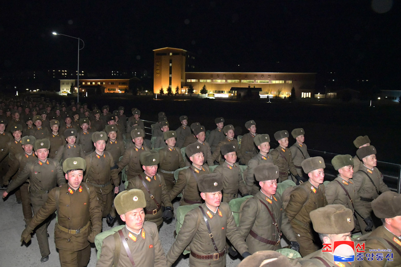 地方発展政策の初の実体を建てた栄誉も高く、朝鮮人民軍の各建設連隊の軍人たちが変革を起こす新しい建設現場に進出しています